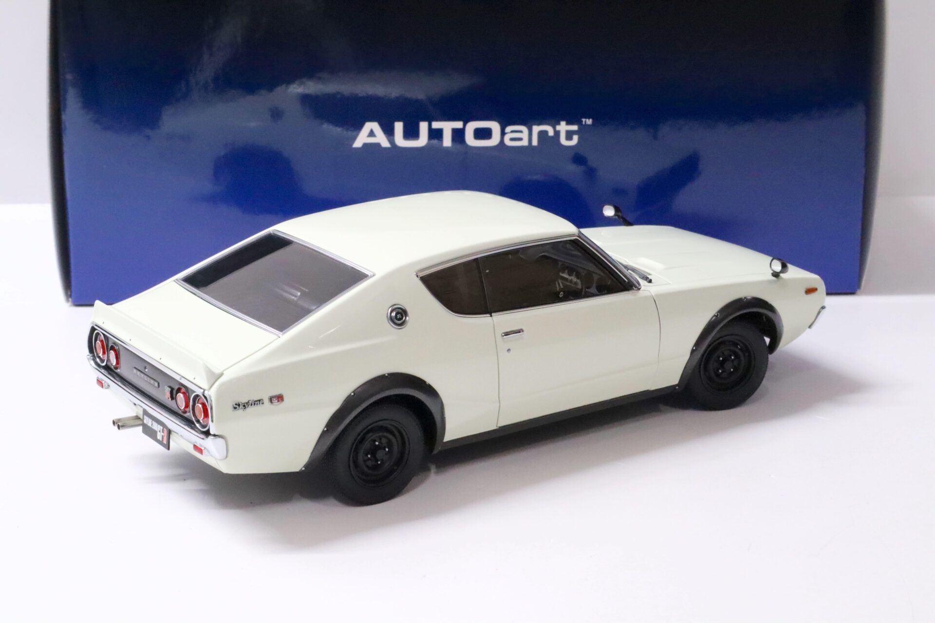 1:18 AUTOart Nissan Skyline 2000 GT-R (KPGC110) white 1973