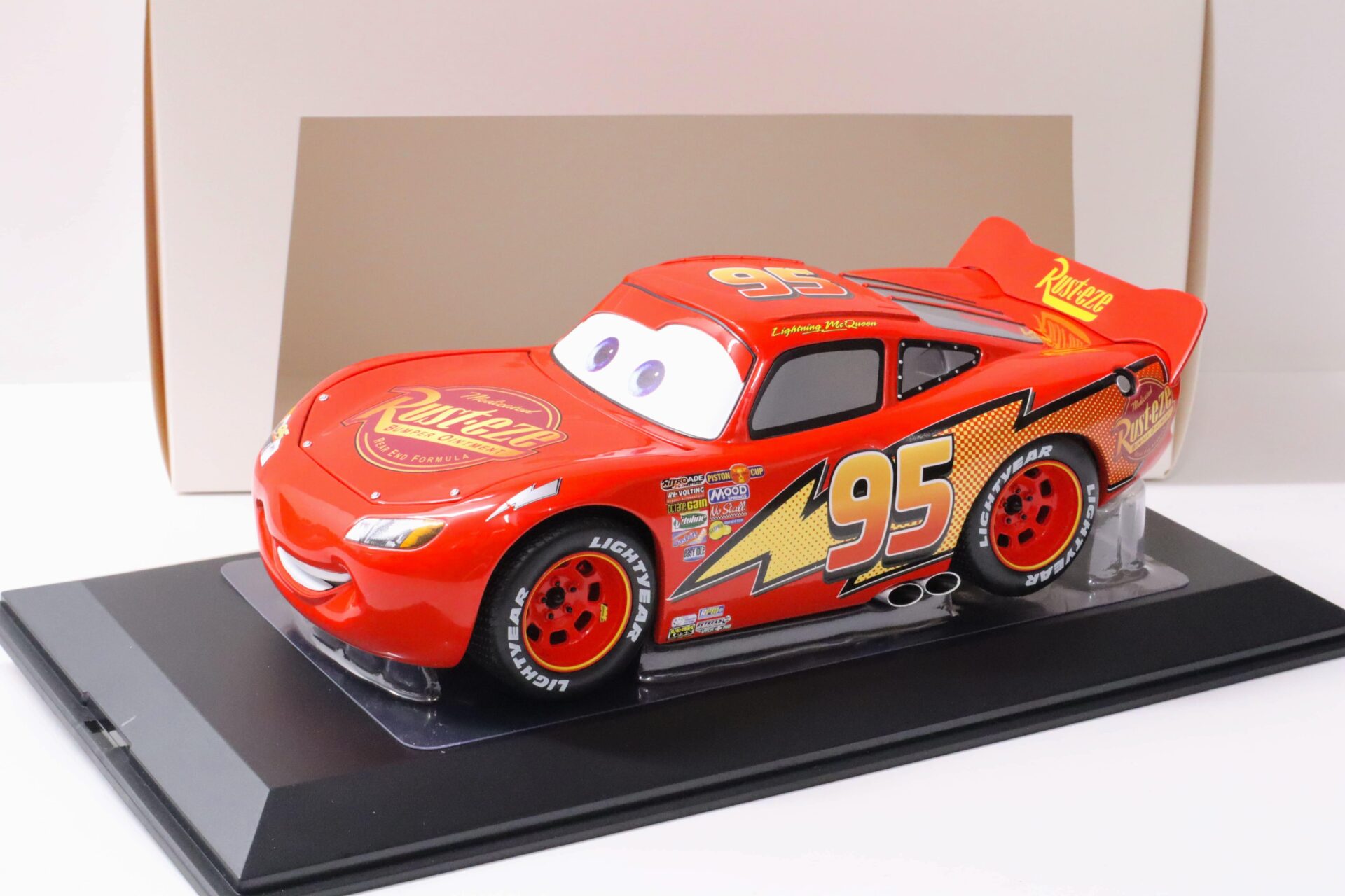 ID 59923 orig.jpg 1:18 Schuco Disney Pixar Cars Lightning McQueen #95 red with display