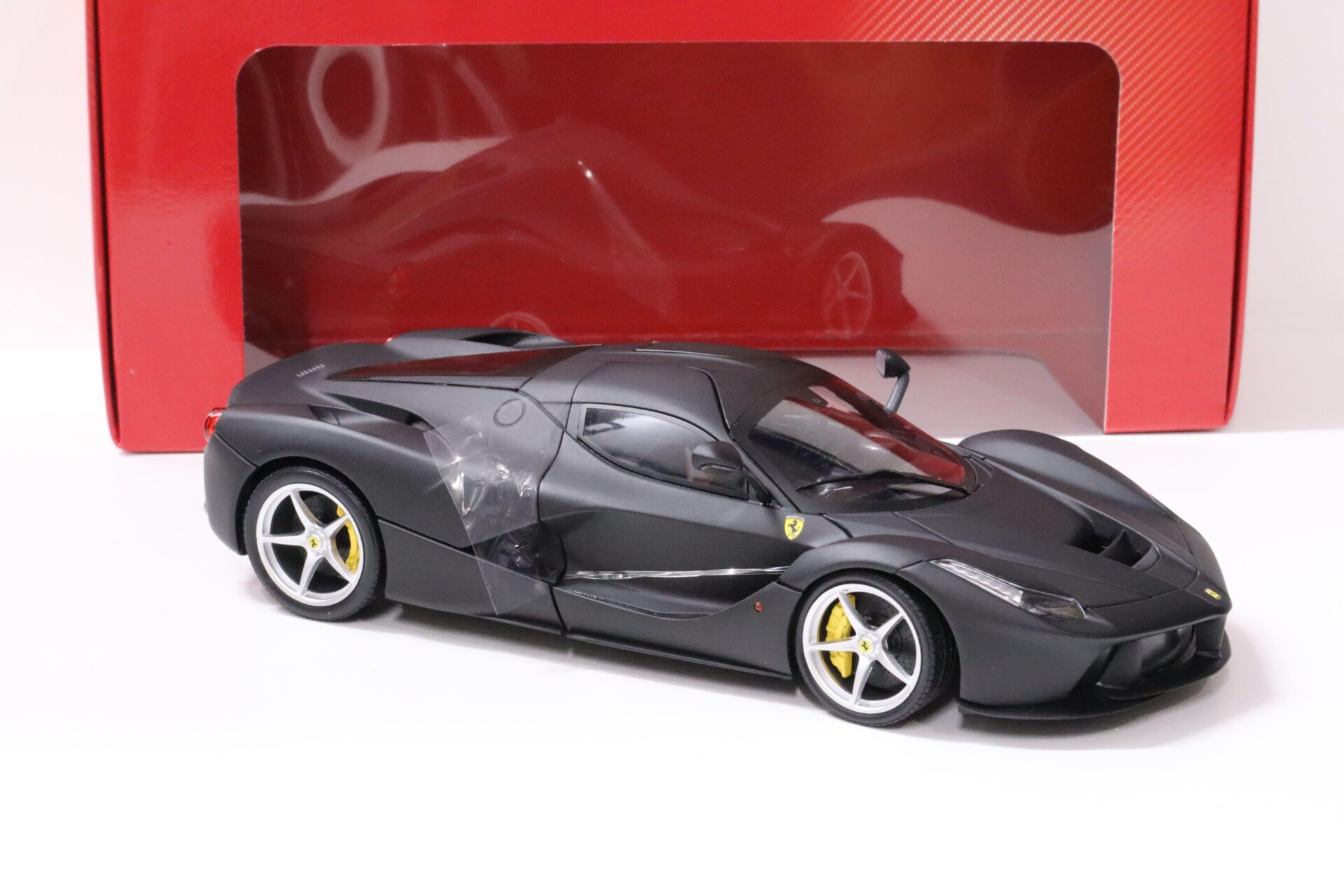 1:18 Hot Wheels Ferrari LaFerrari 2013 matt black BLY53