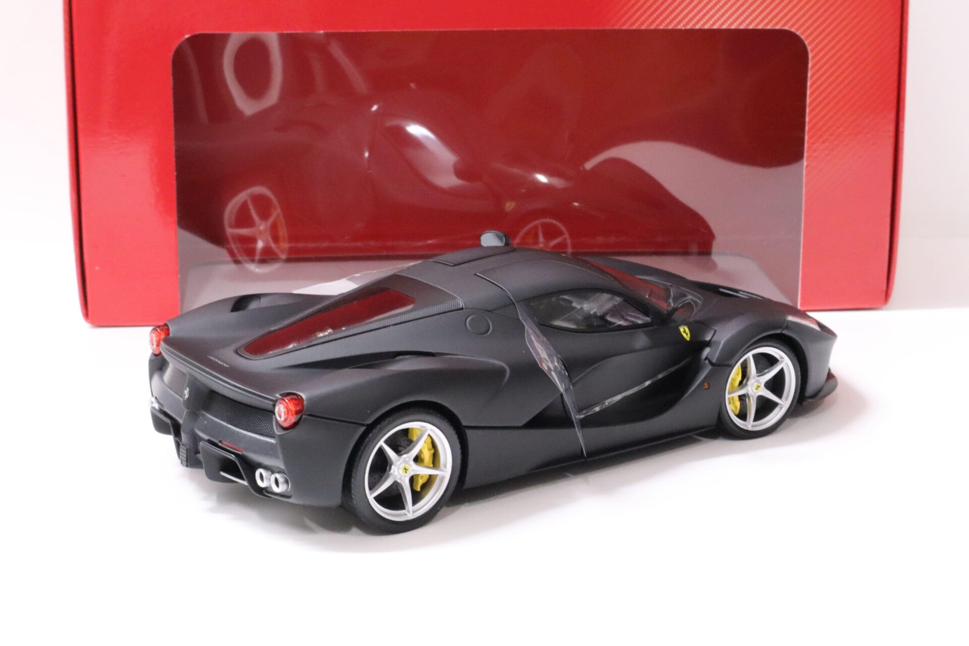 1:18 Hot Wheels Ferrari LaFerrari 2013 matt black BLY53