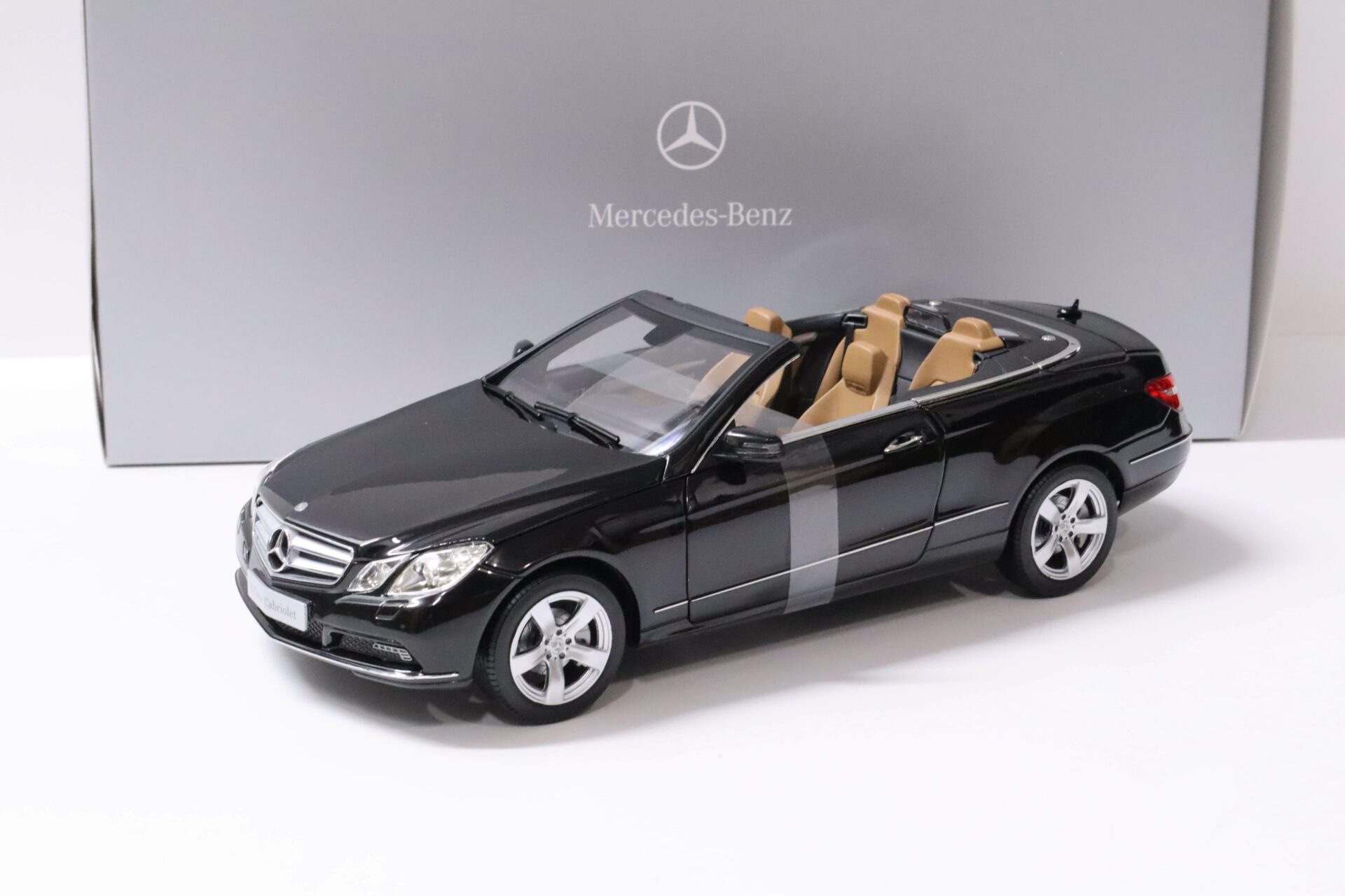 ID 60288 orig.jpg 1:18 Norev Mercedes E-Klasse Cabriolet A207 obsidian black DEALER VERSION