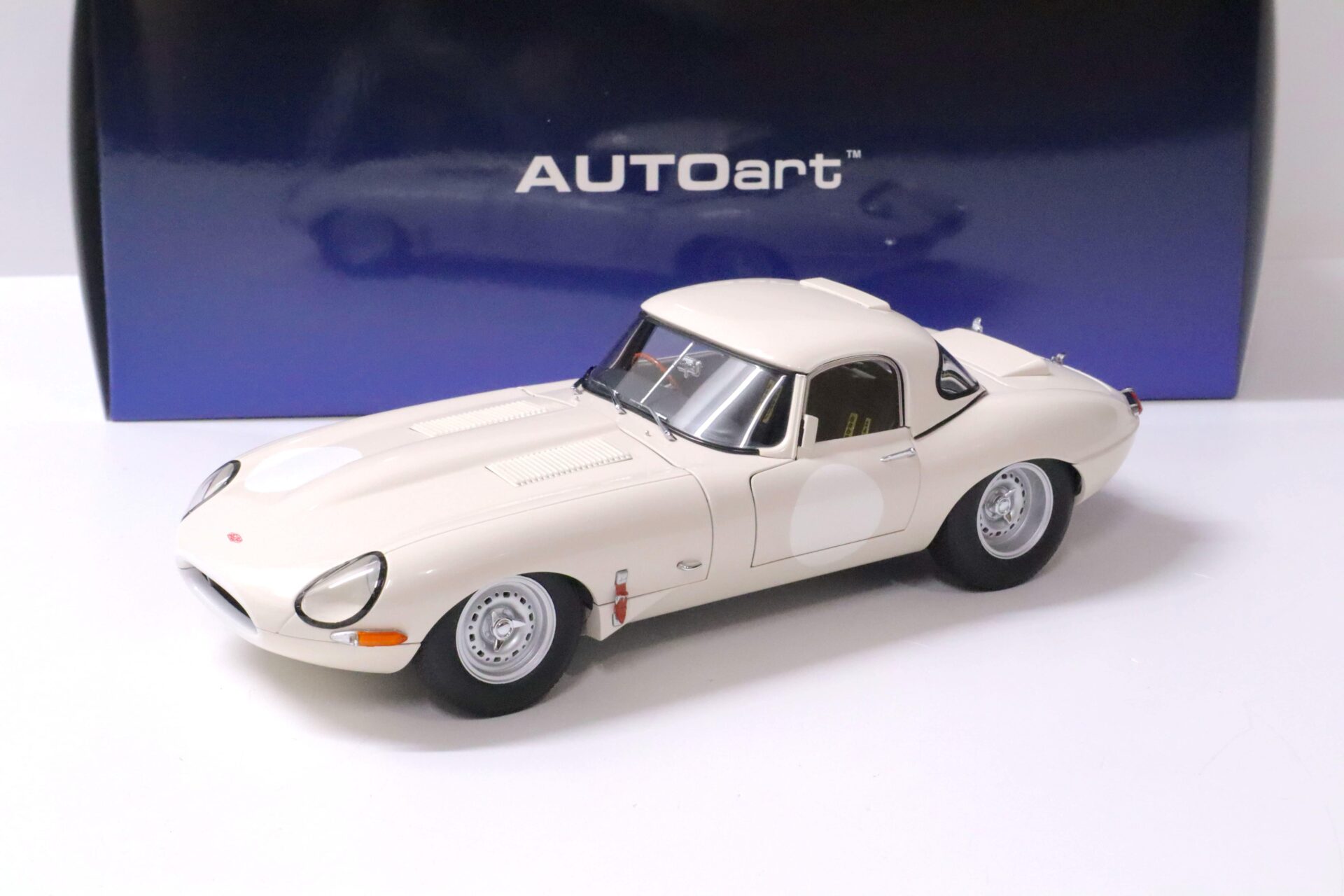 1:18 AUTOart Jaguar E-Type Lightweight white with Hardtop 1963