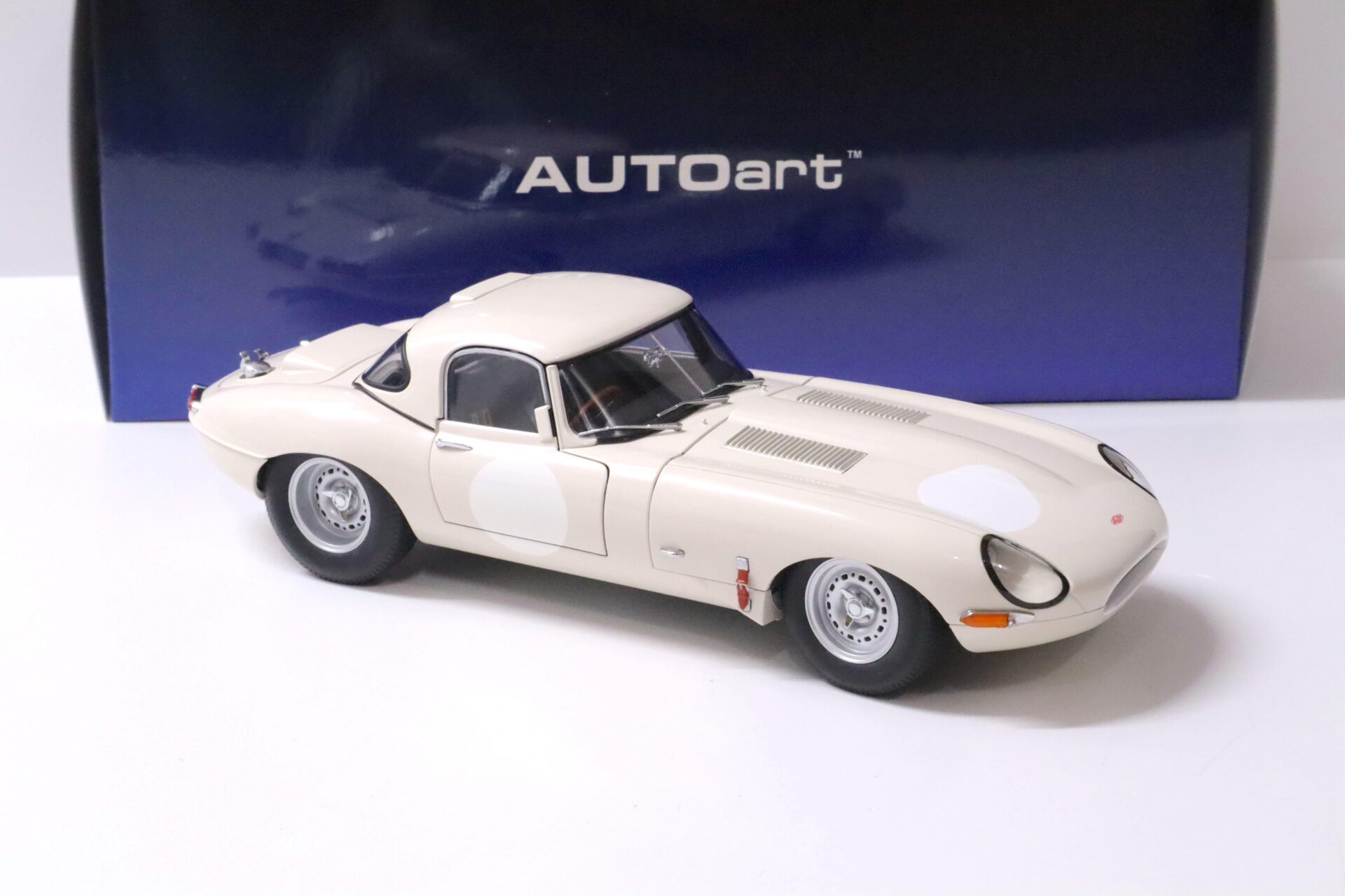 1:18 AUTOart Jaguar E-Type Lightweight white with Hardtop 1963