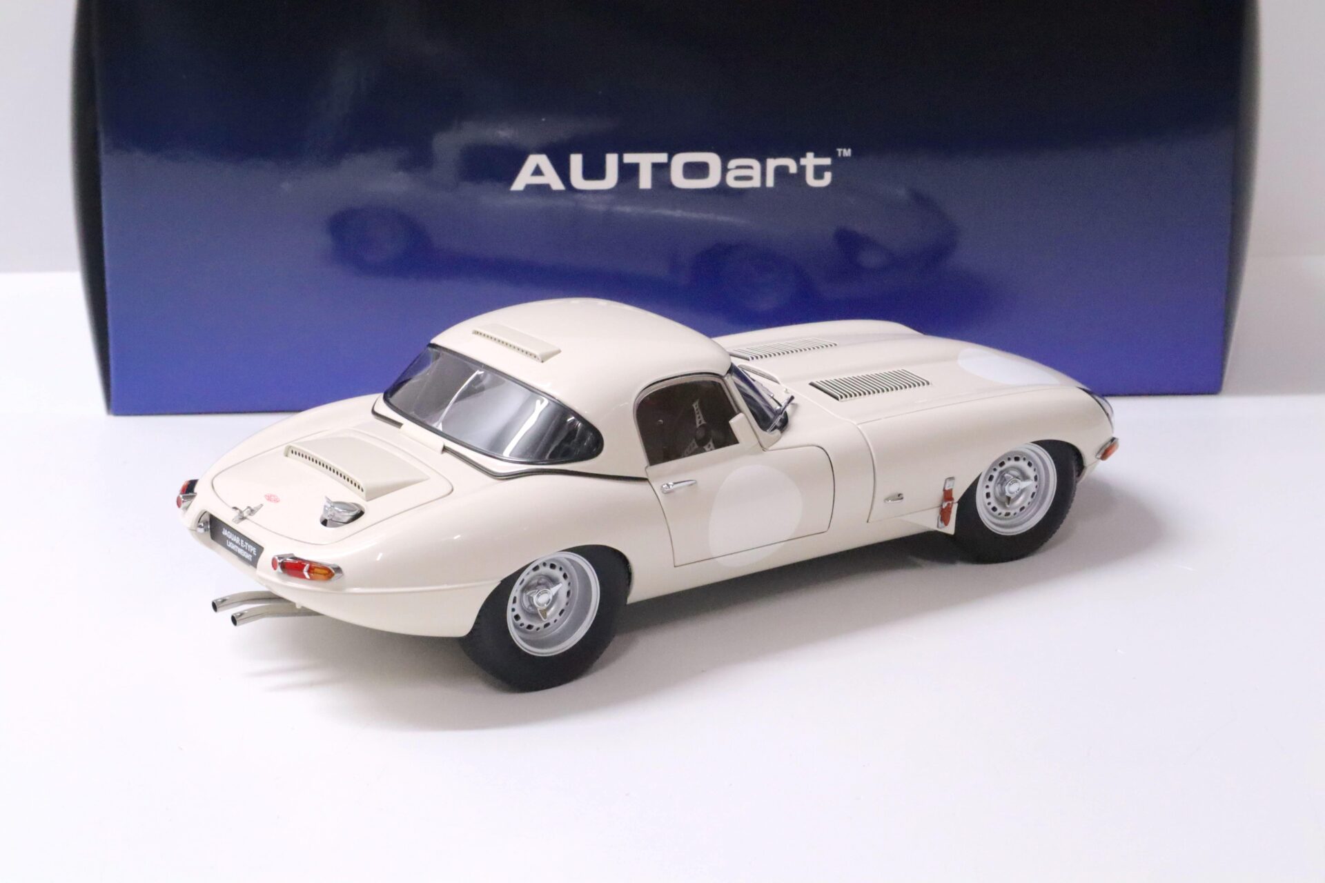 1:18 AUTOart Jaguar E-Type Lightweight white with Hardtop 1963