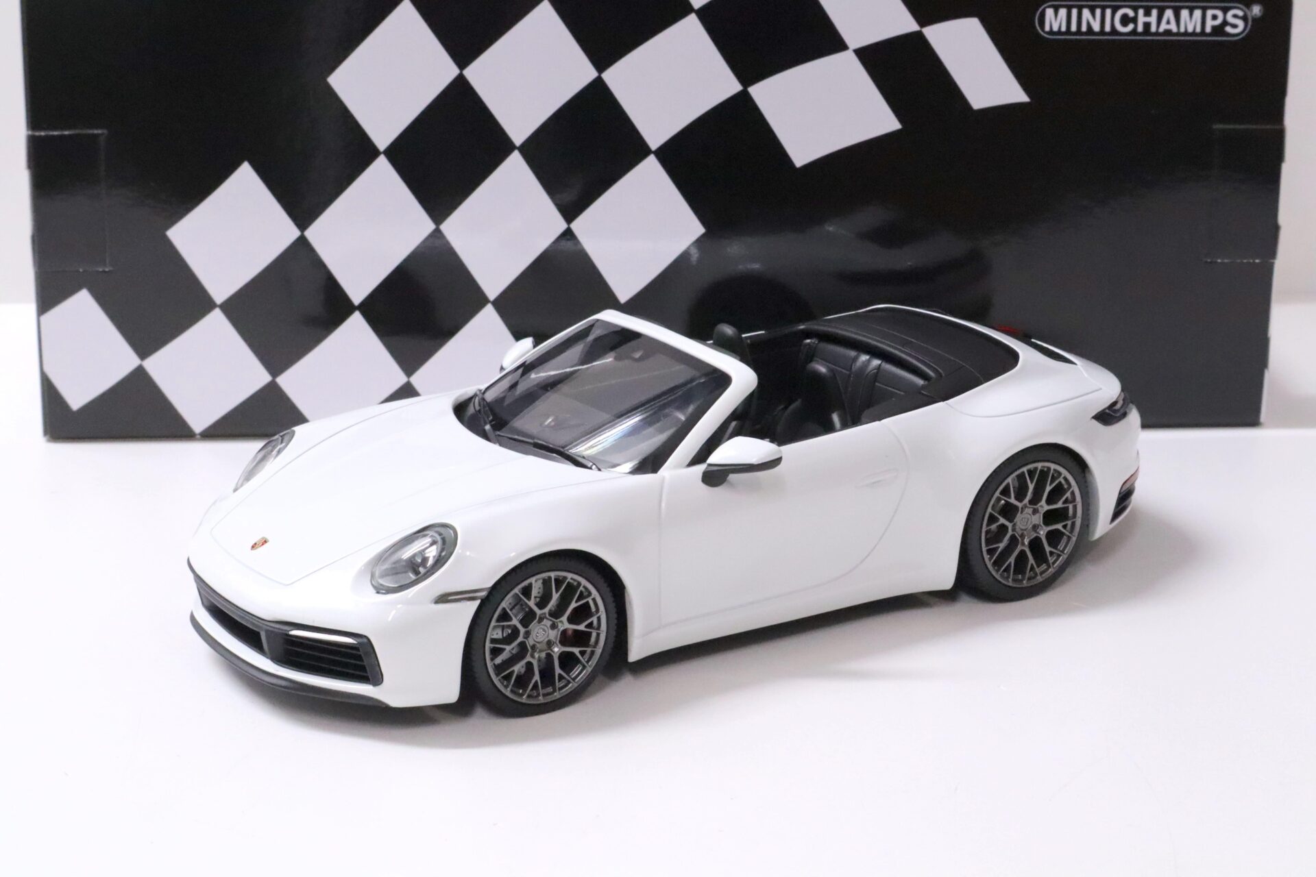 ID 60608 orig.jpg 1:18 Minichamps Porsche 911 (992) Carrera 4S Cabriolet white 2019