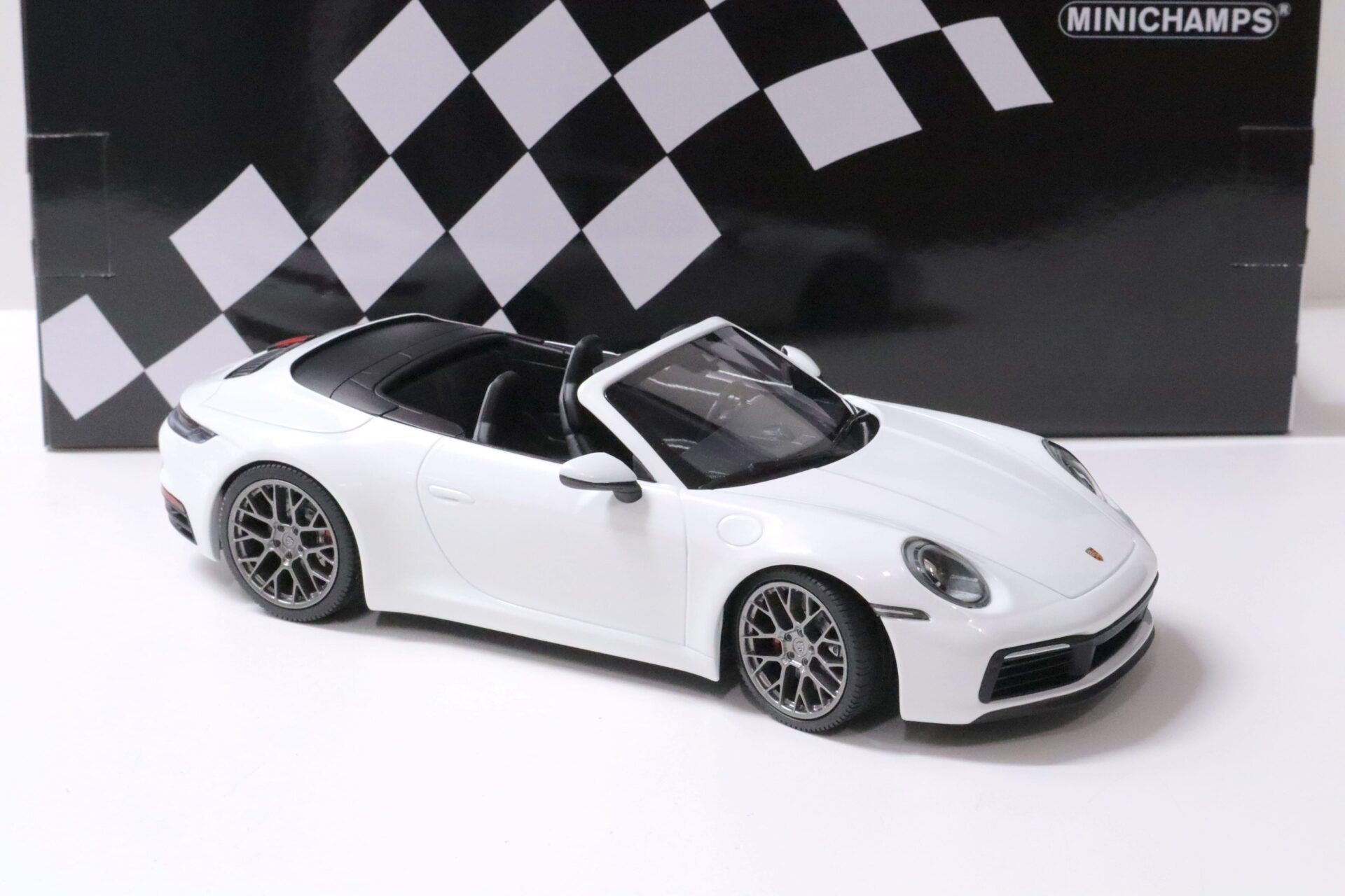 1:18 Minichamps Porsche 911 (992) Carrera 4S Cabriolet white 2019