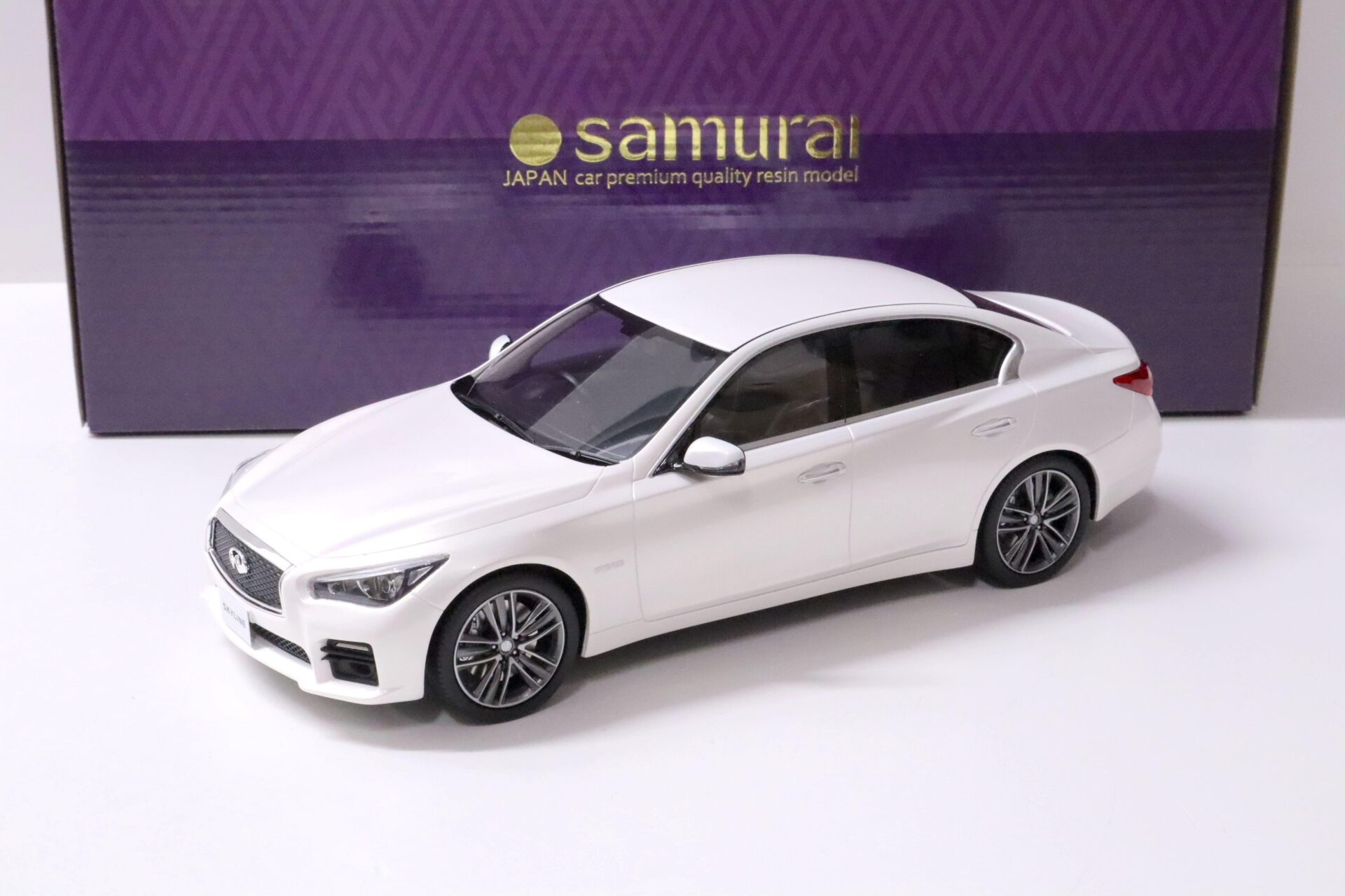 ID 60714 orig.jpg 1:18 Kyosho Infinity Skyline 350GT Hybrid white metallic 2015