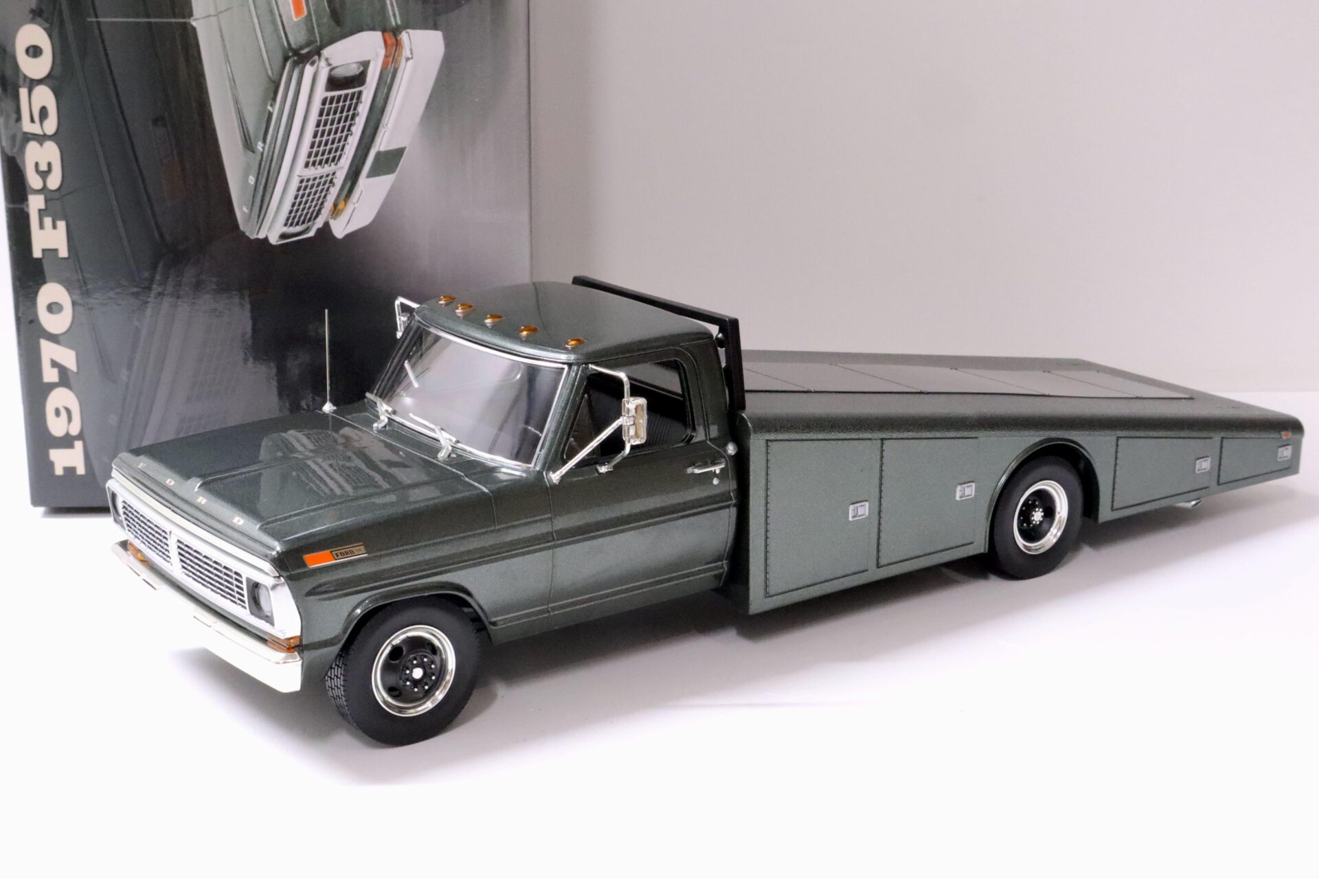 ID 60746 orig.jpg 1:18 ACME 1970 Ford F350 Ramp Truck Car Transporter highland green metallic