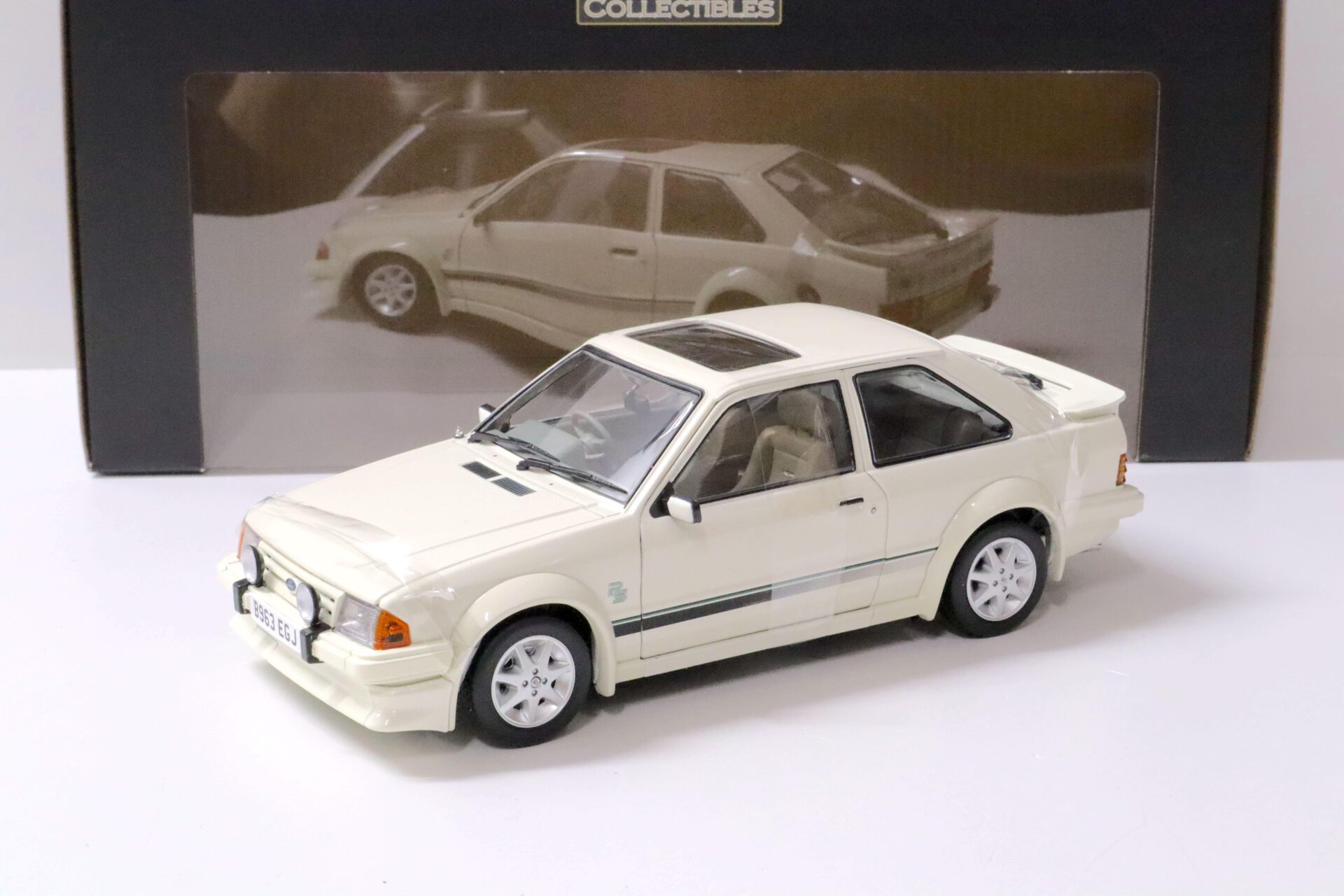 1:18 Sun Star Ford Escort RS Turbo 1984 Diamond white