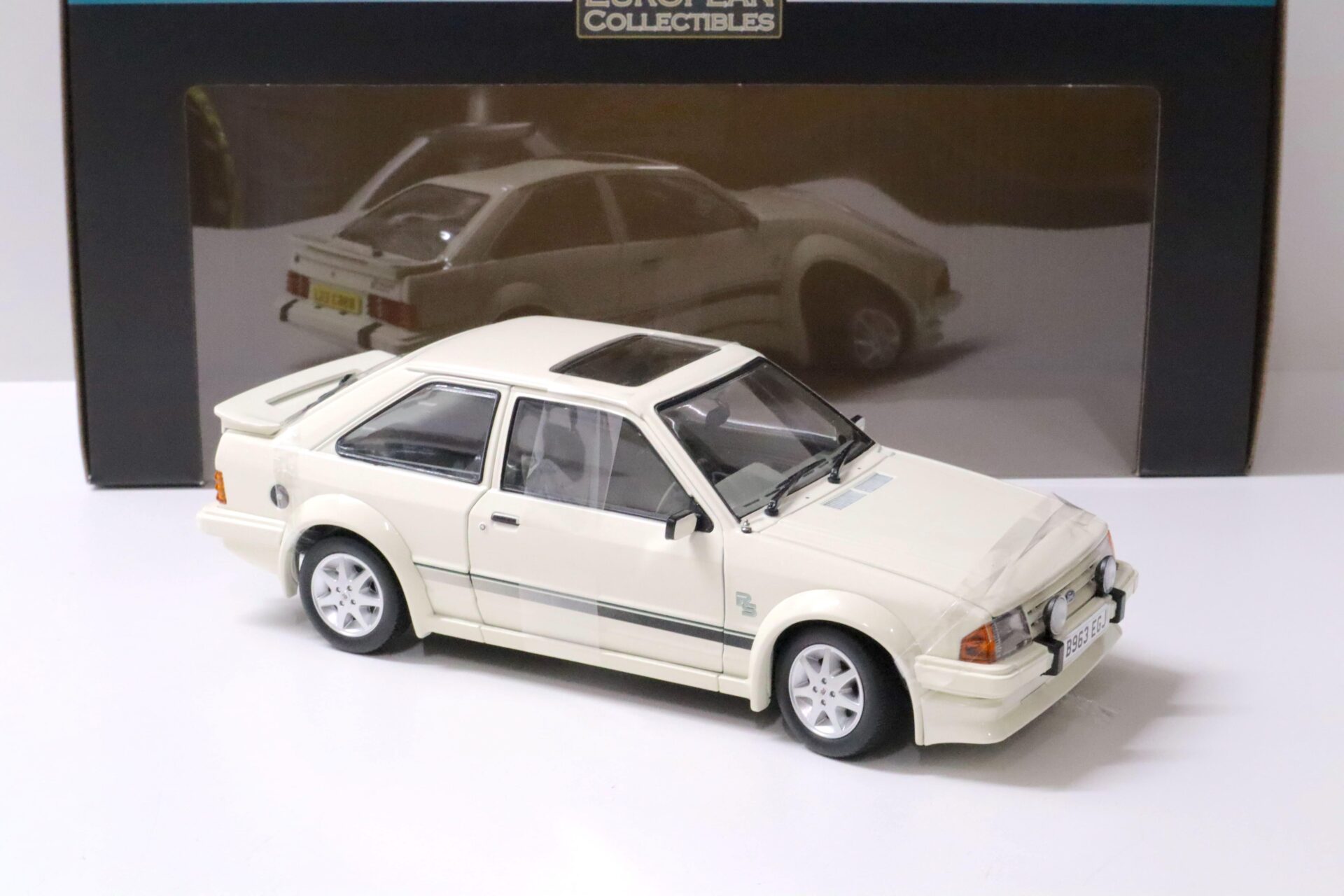 1:18 Sun Star Ford Escort RS Turbo 1984 Diamond white