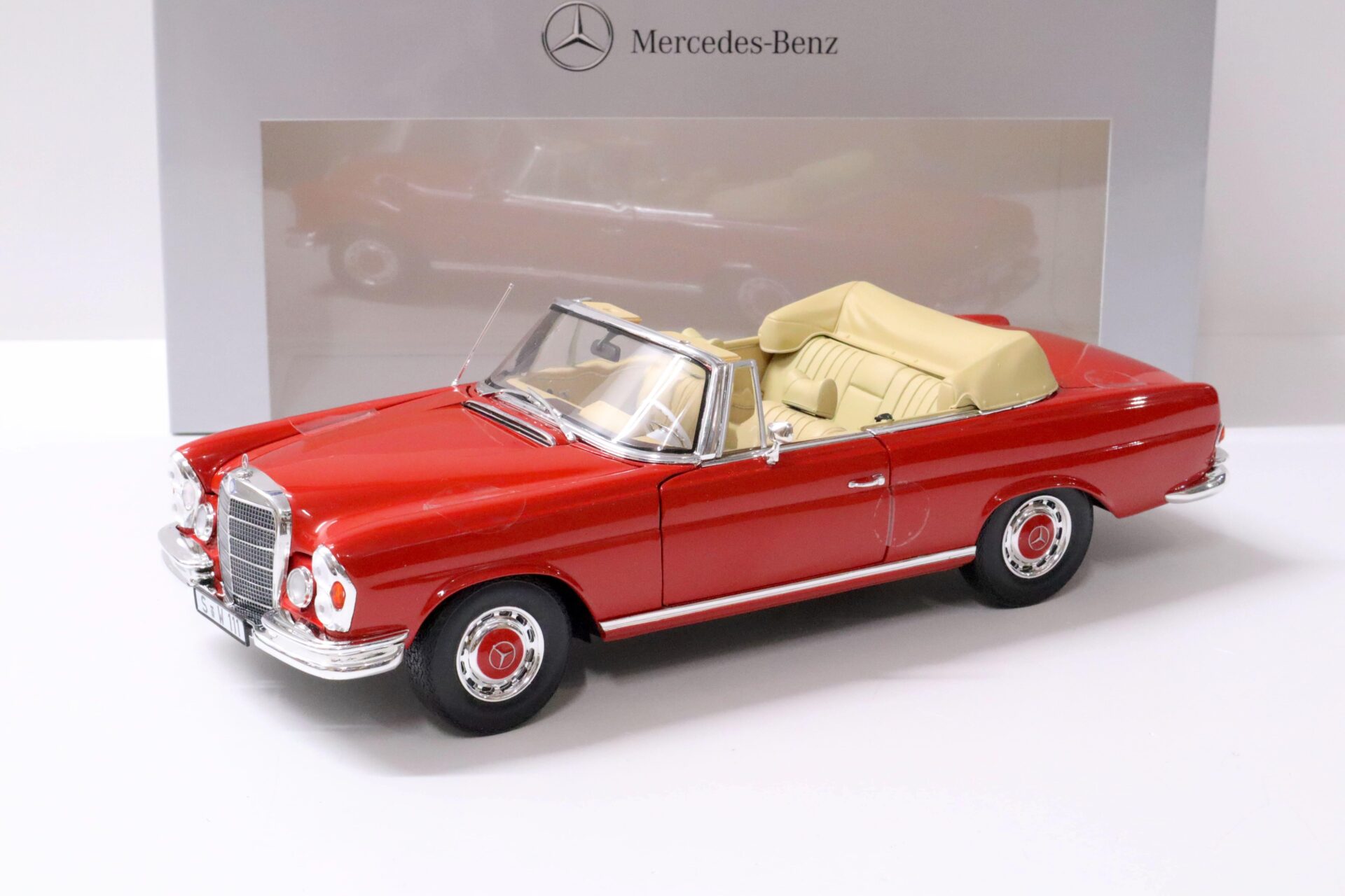 ID 60982 orig.jpg 1:18 Norev Mercedes 280 SE Cabriolet W108 signal red DEALER VERSION