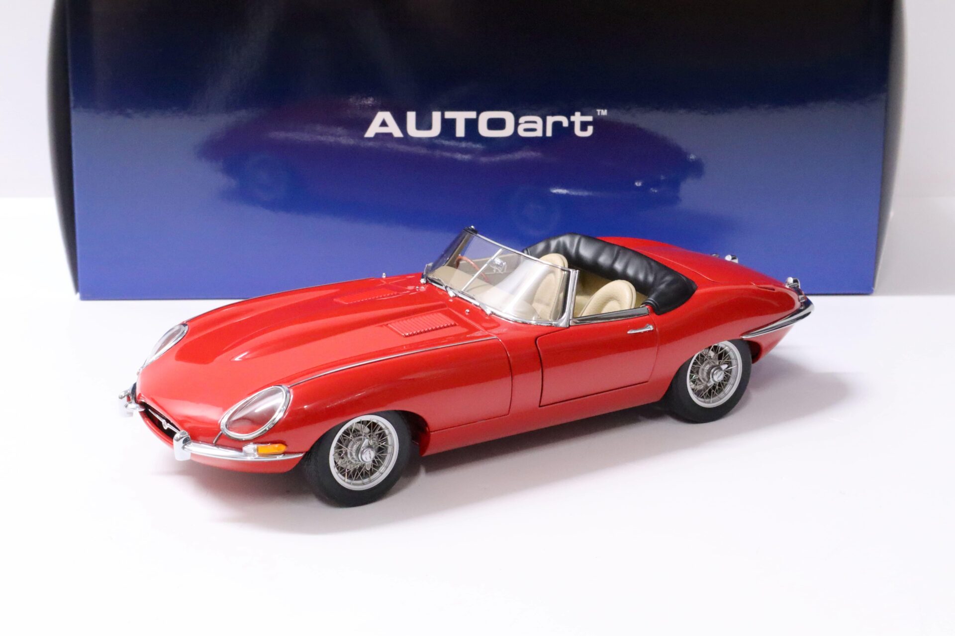 ID 61001 orig.jpg 1:18 AUTOart Jaguar E-Type Roadster Series I 3.8 Carmen red