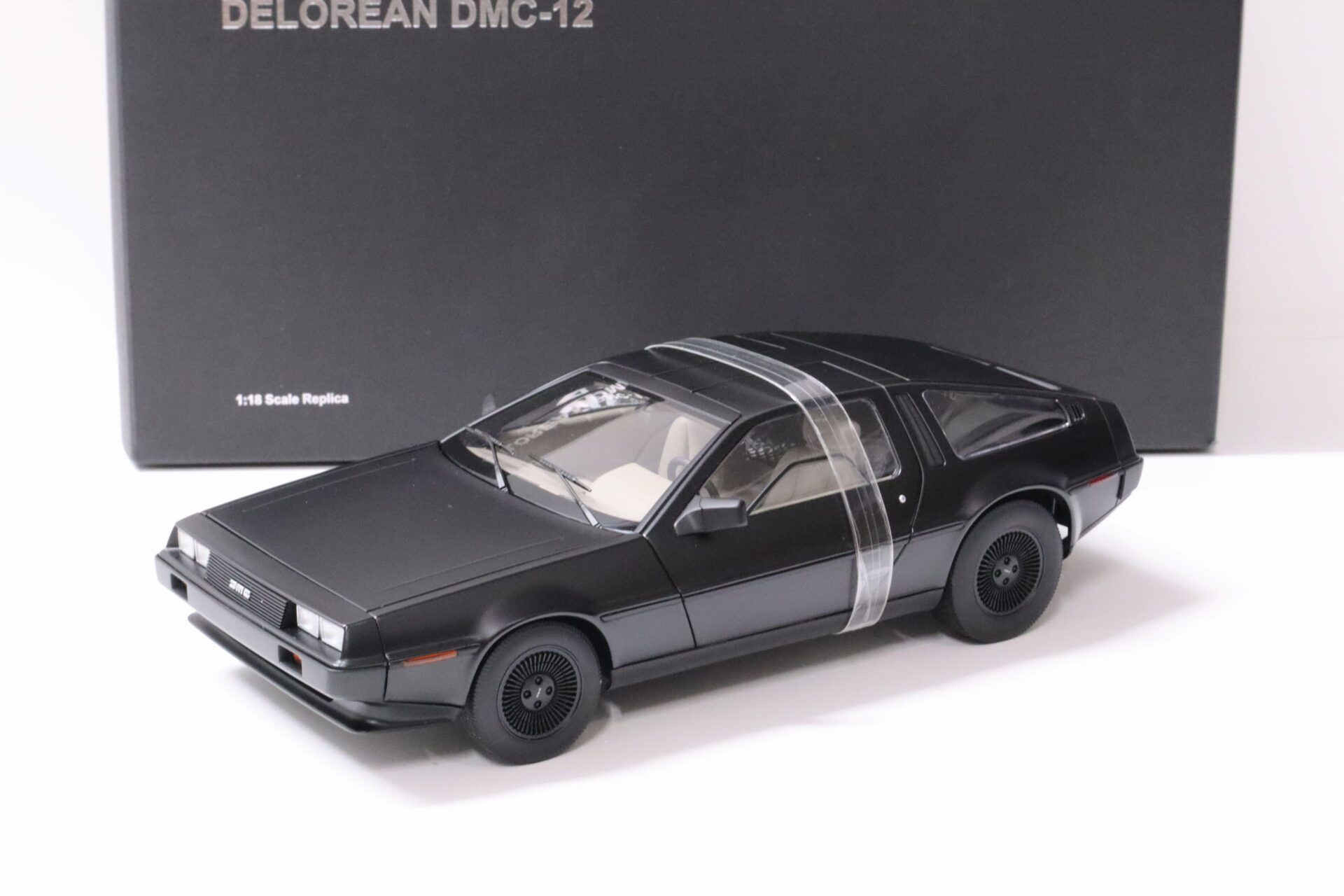 ID 61005 orig.jpg 1:18 AUTOart Delorean DMC-12 matt black 1981 Diecast