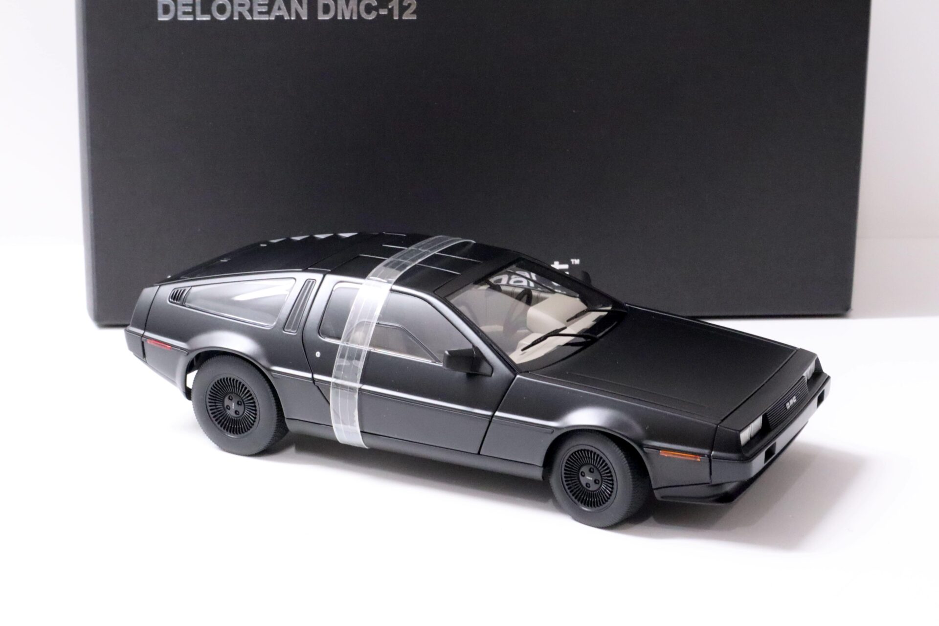 1:18 AUTOart Delorean DMC-12 matt black 1981 Diecast