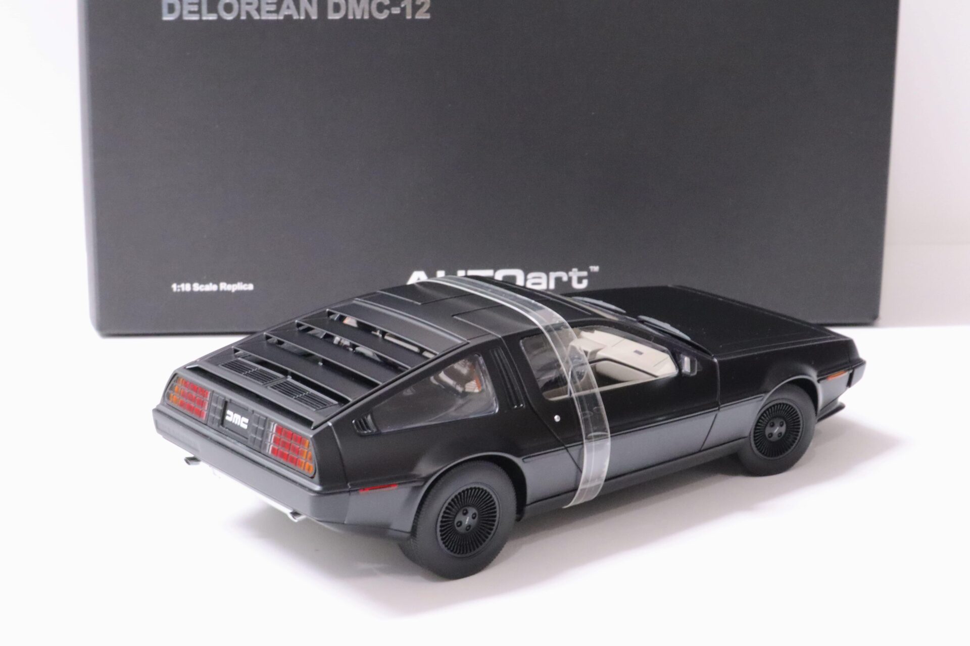 1:18 AUTOart Delorean DMC-12 matt black 1981 Diecast