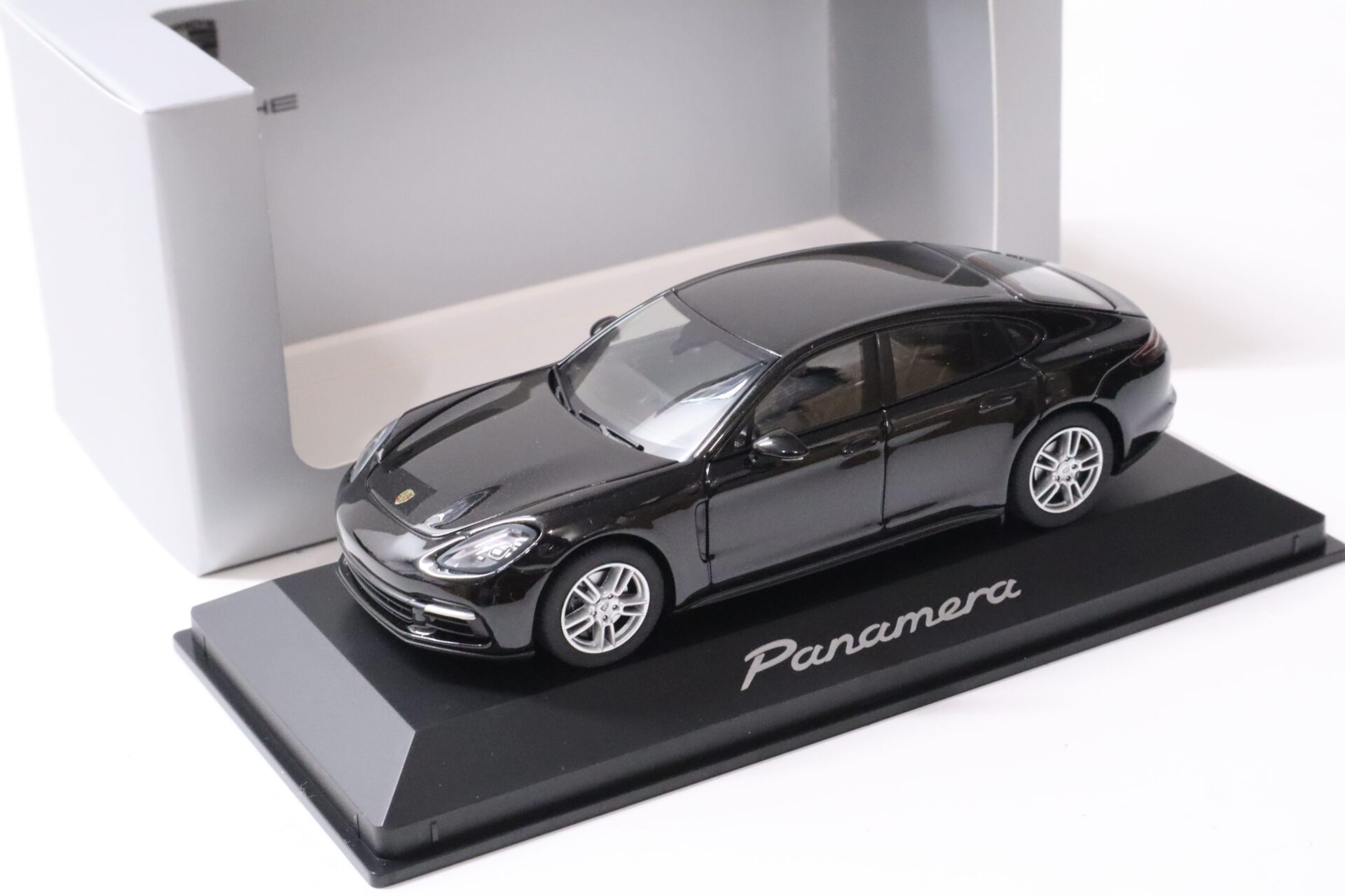 1:43 Herpa Porsche Panamera (G2) black metallic 2017 DEALER VERSION