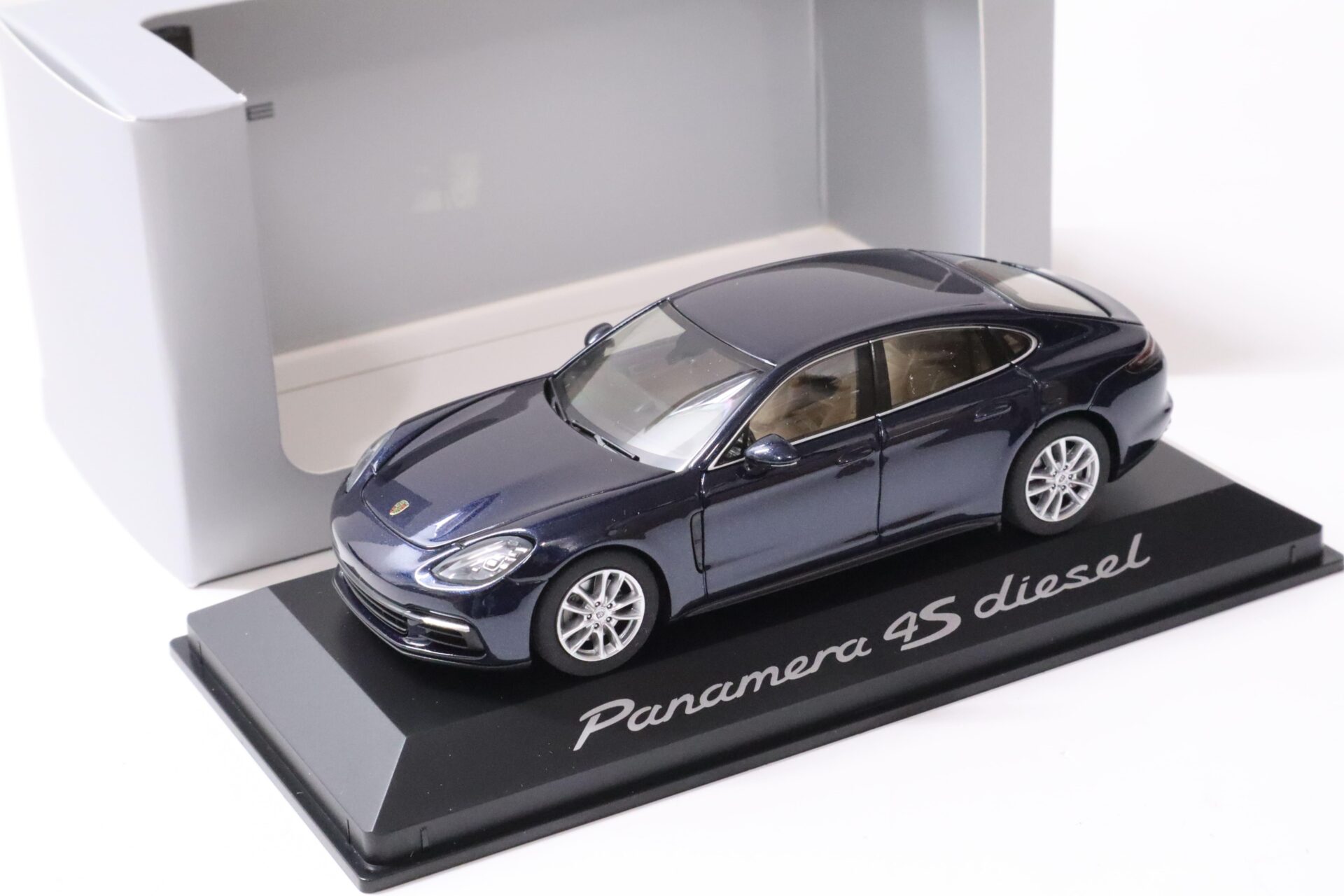 ID 61059 orig.jpg 1:43 Herpa Porsche Panamera 4S Diesel (G2) night blue 2016 DEALER VERSION