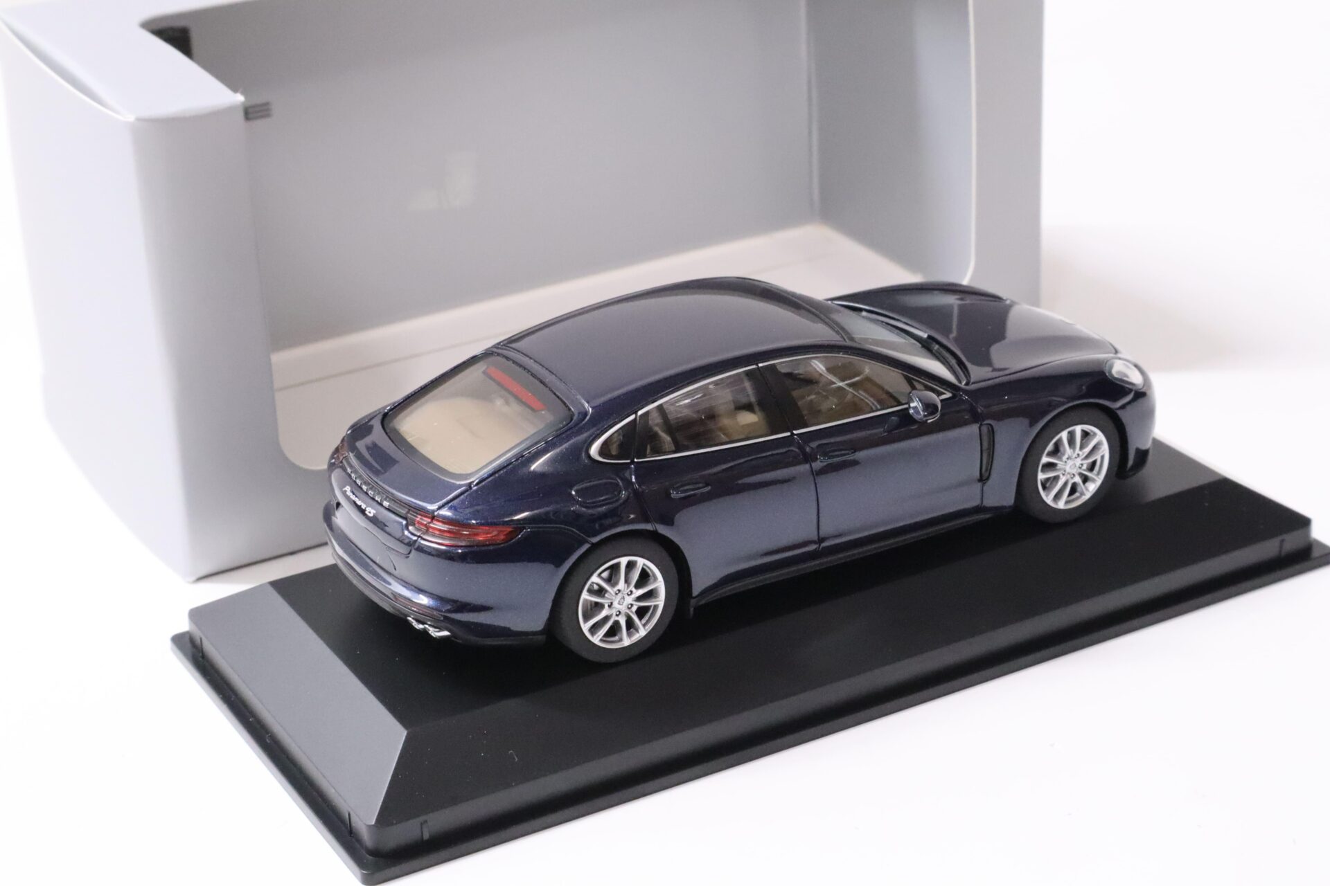 1:43 Herpa Porsche Panamera 4S Diesel (G2) night blue 2016 DEALER VERSION