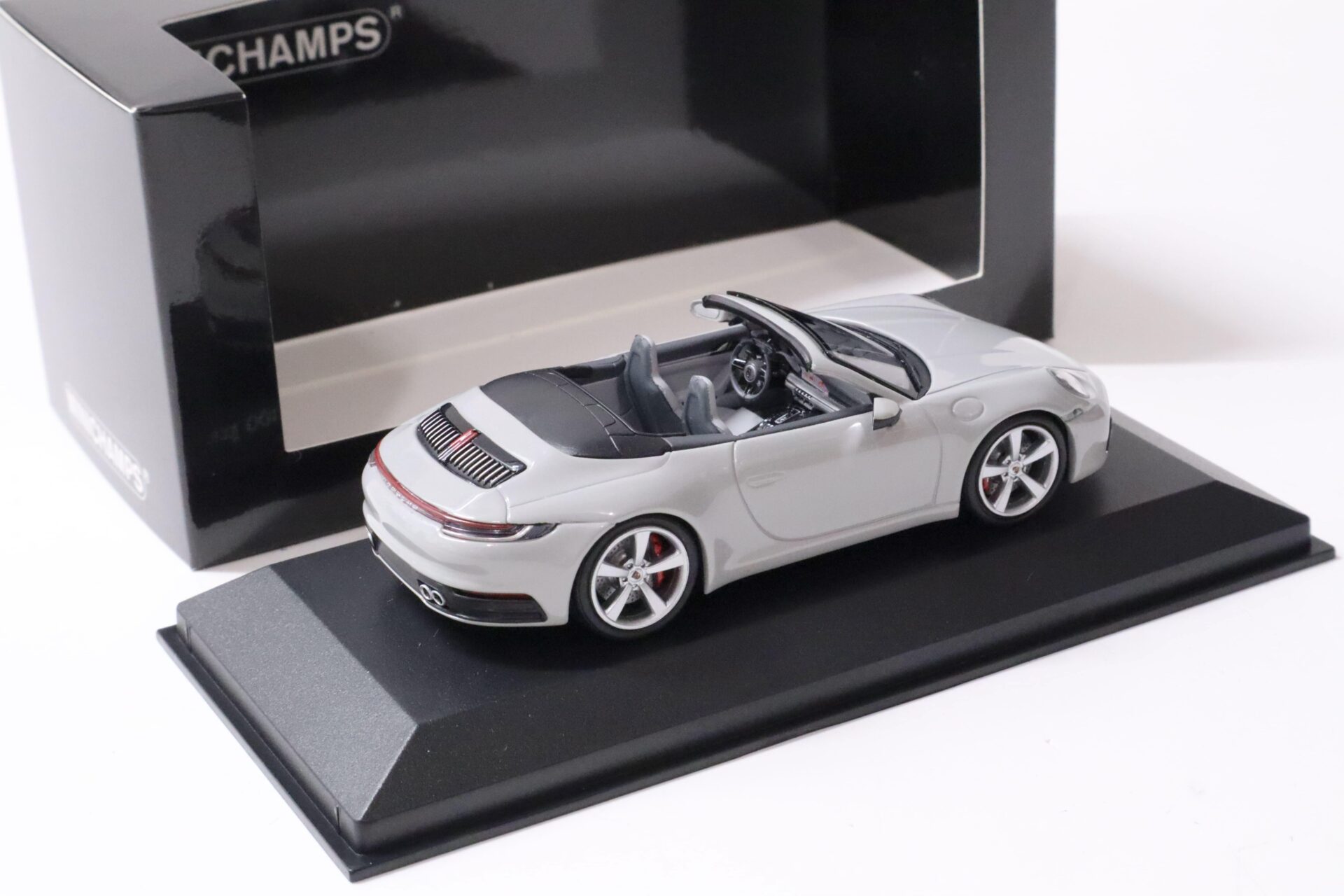 1:43 Minichamps Porsche 911 (992) Carrera 4S Cabriolet 2019 Kreide grey