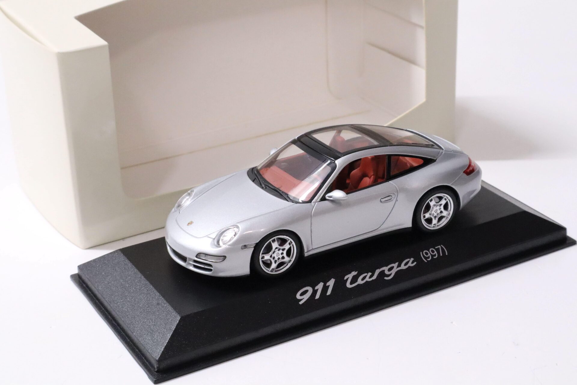 ID 61080 orig.jpg 1:43 Minichamps Porsche 911 (997) Targa silver metallic DEALER VERSION