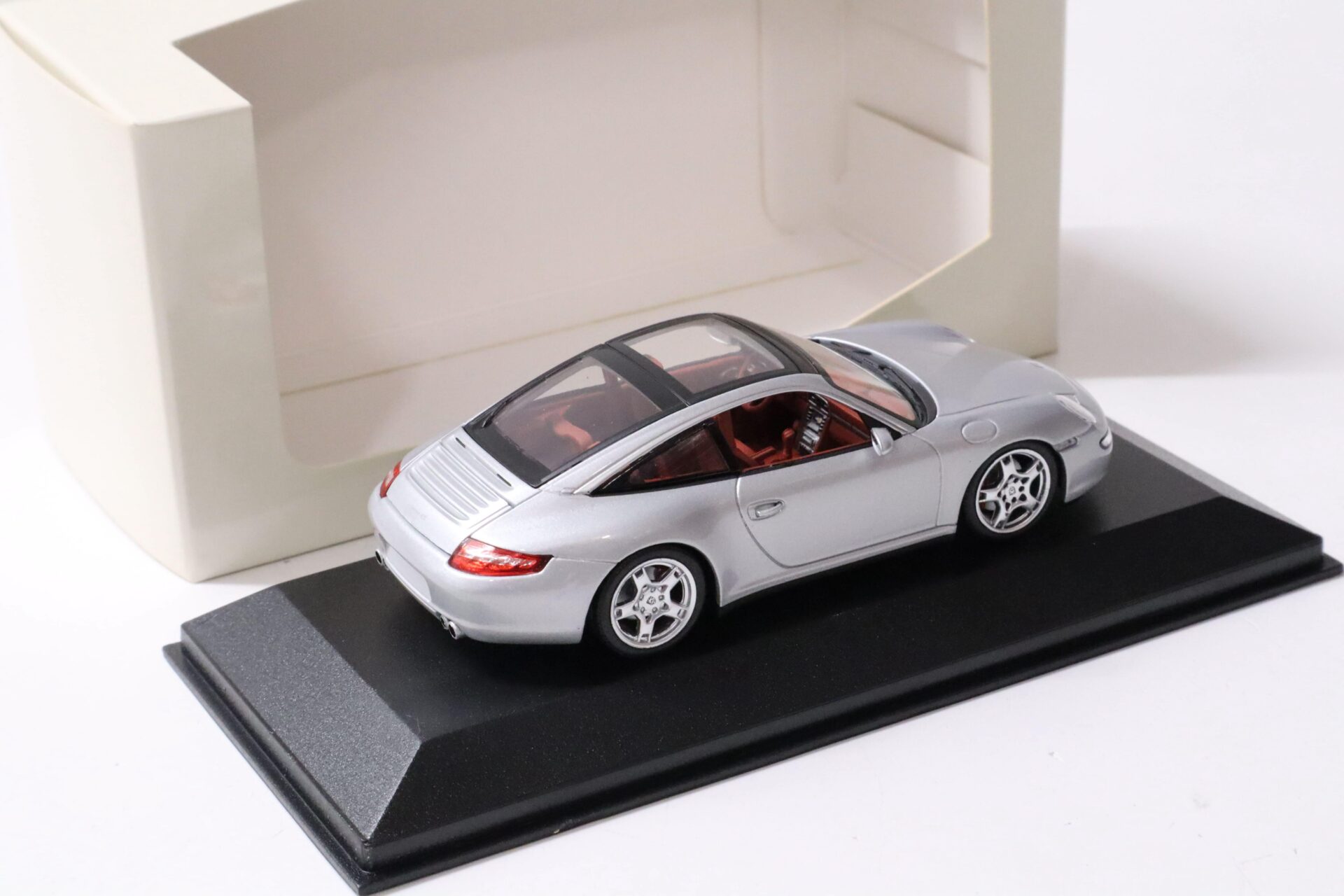 1:43 Minichamps Porsche 911 (997) Targa silver metallic DEALER VERSION