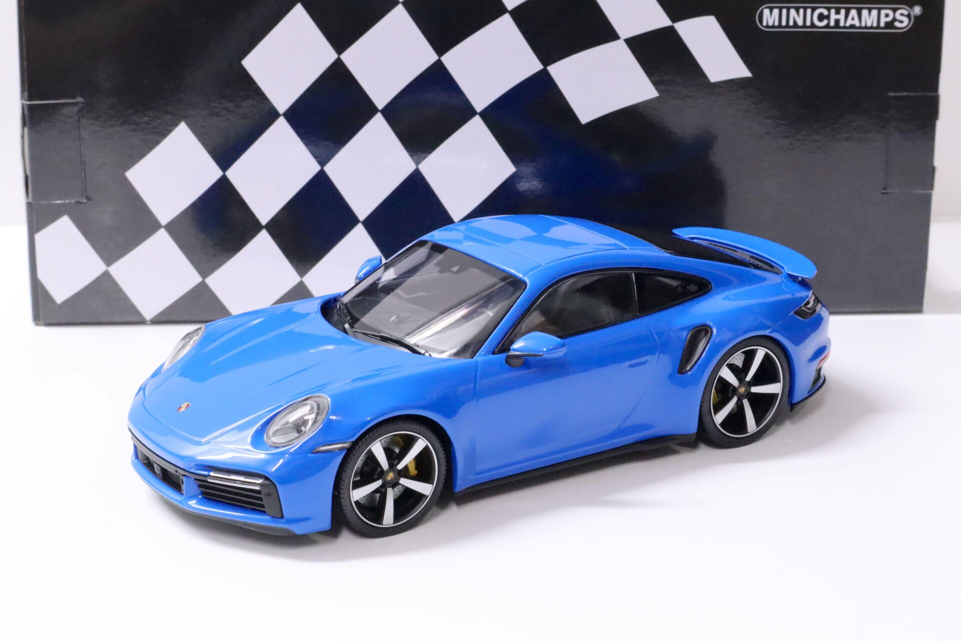 1:18 Minichamps Porsche 911 (992) Turbo S Coupe 2020 blue