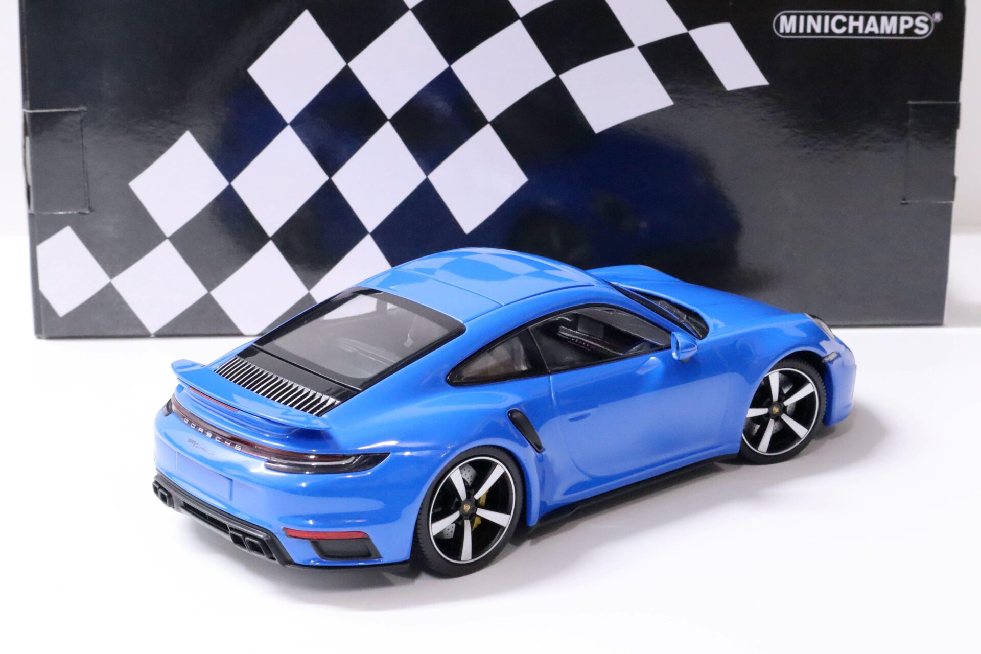 1:18 Minichamps Porsche 911 (992) Turbo S Coupe 2020 blue