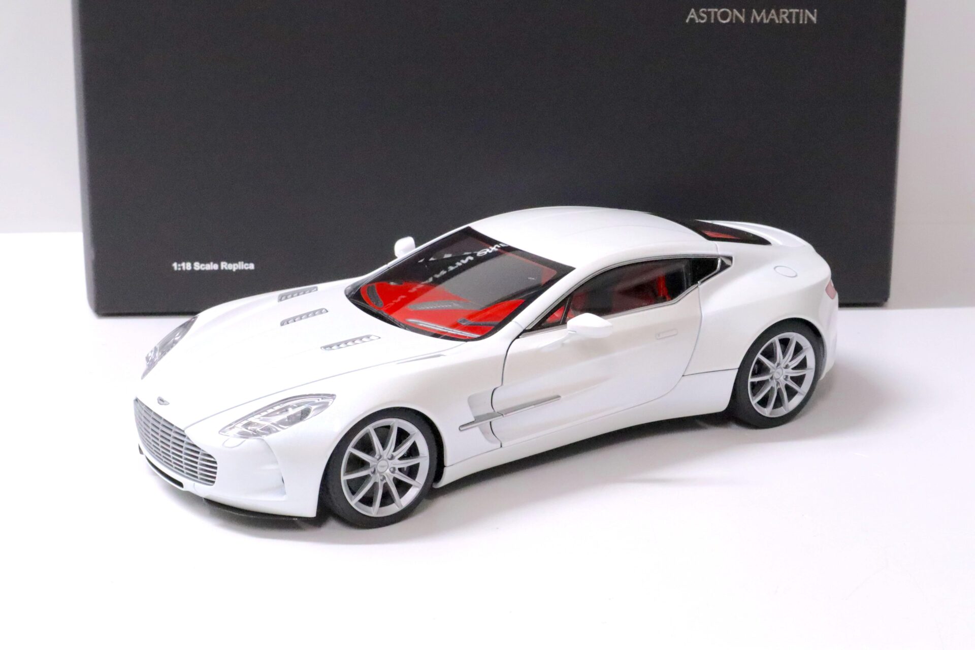 ID 61345 orig.jpg 1:18 AUTOart Aston Martin One-77 Morning frost white Die-Cast