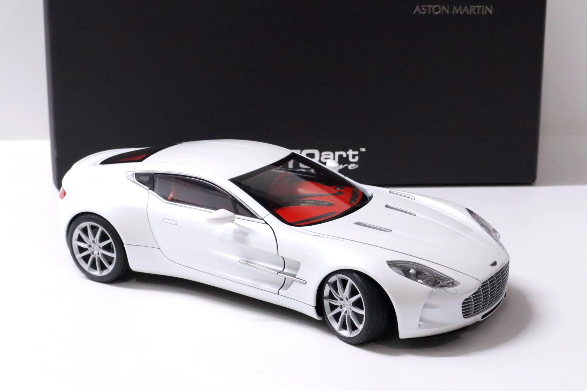 1:18 AUTOart Aston Martin One-77 Morning frost white Die-Cast