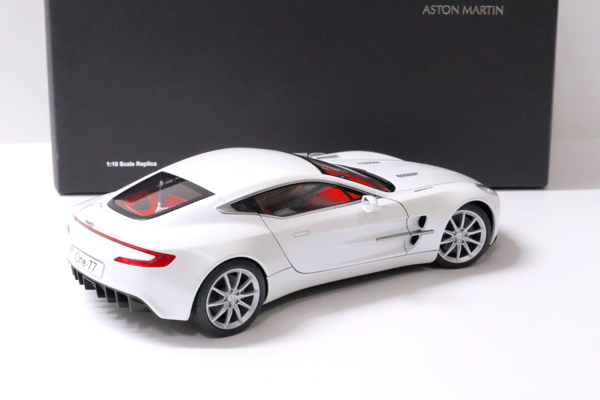 1:18 AUTOart Aston Martin One-77 Morning frost white Die-Cast
