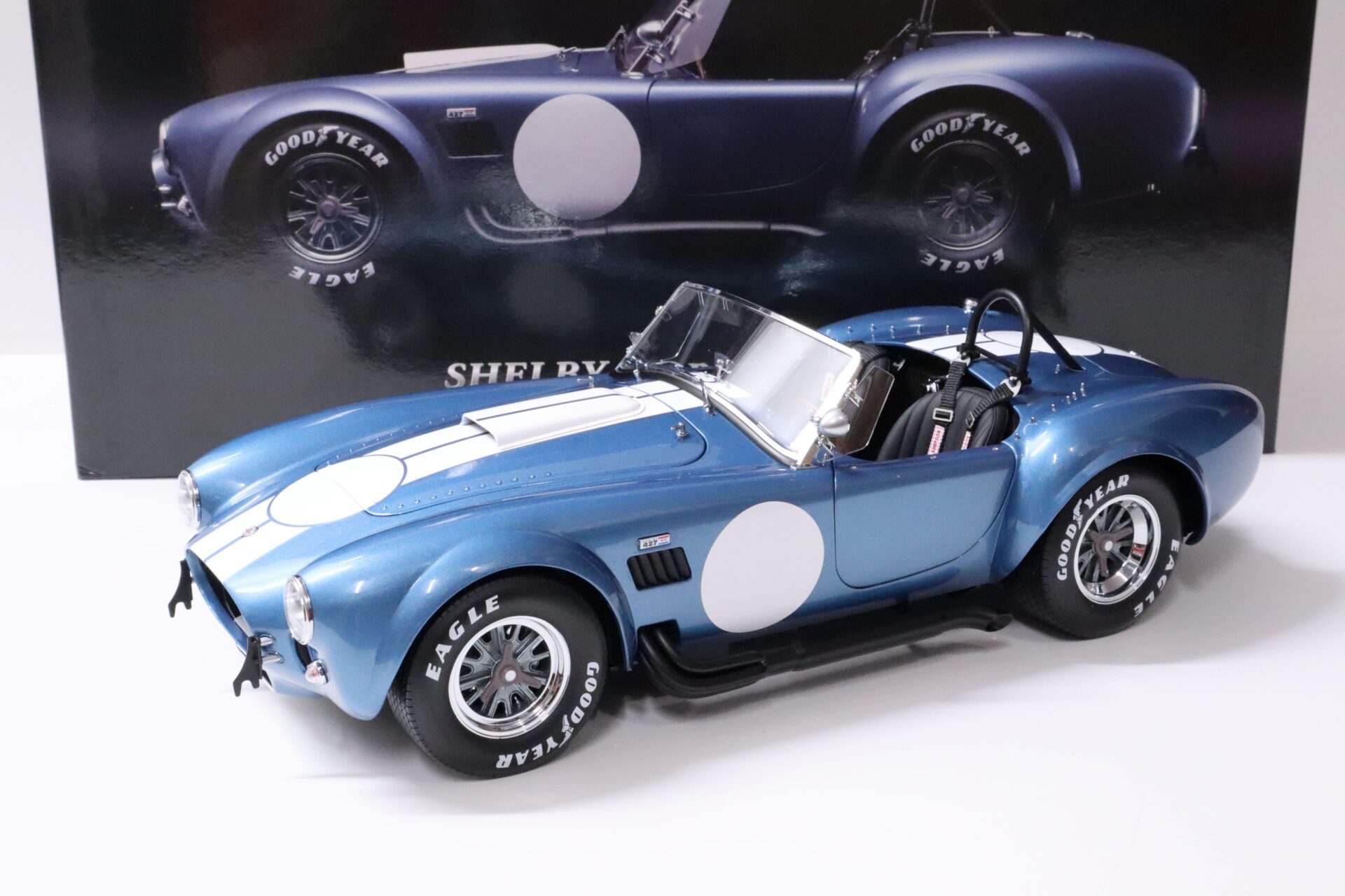 1:12 Kyosho Shelby Cobra 427 S/C light blue / white stripes Die-Cast