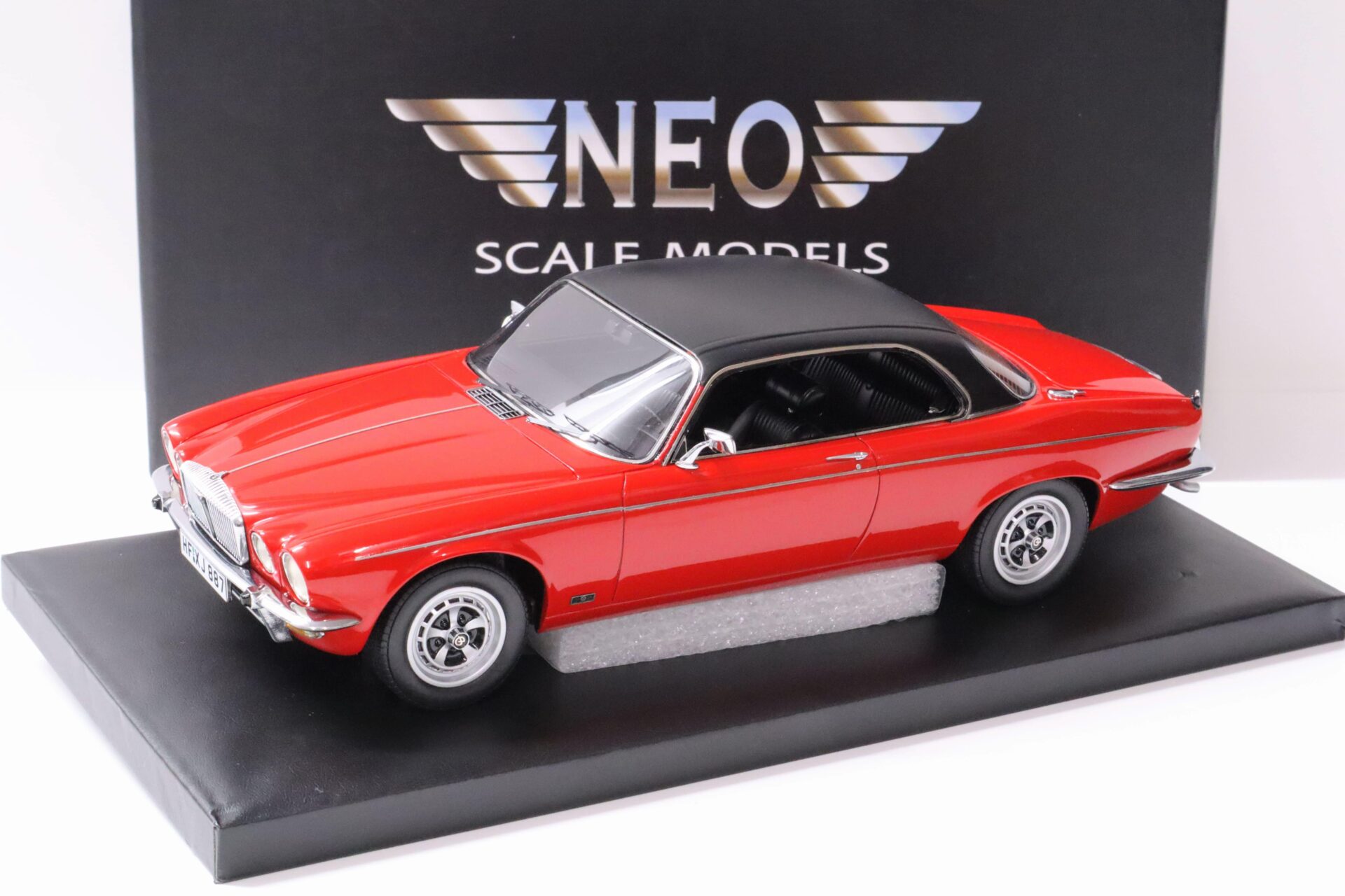 ID 61446 orig.jpg 1:18 NEO Daimler Double Six Coupe 1979 red/ black roof