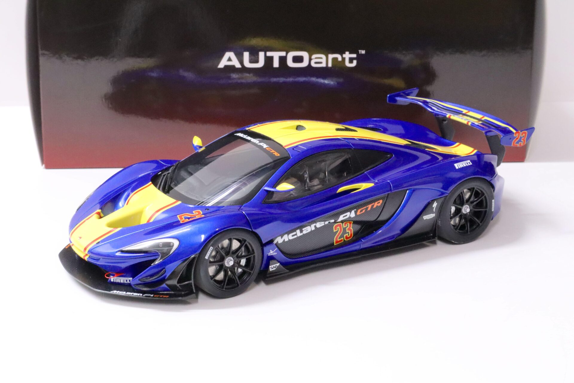 1:18 AUTOart McLaren P1 GTR metallic blue/ yellow stripes 81542