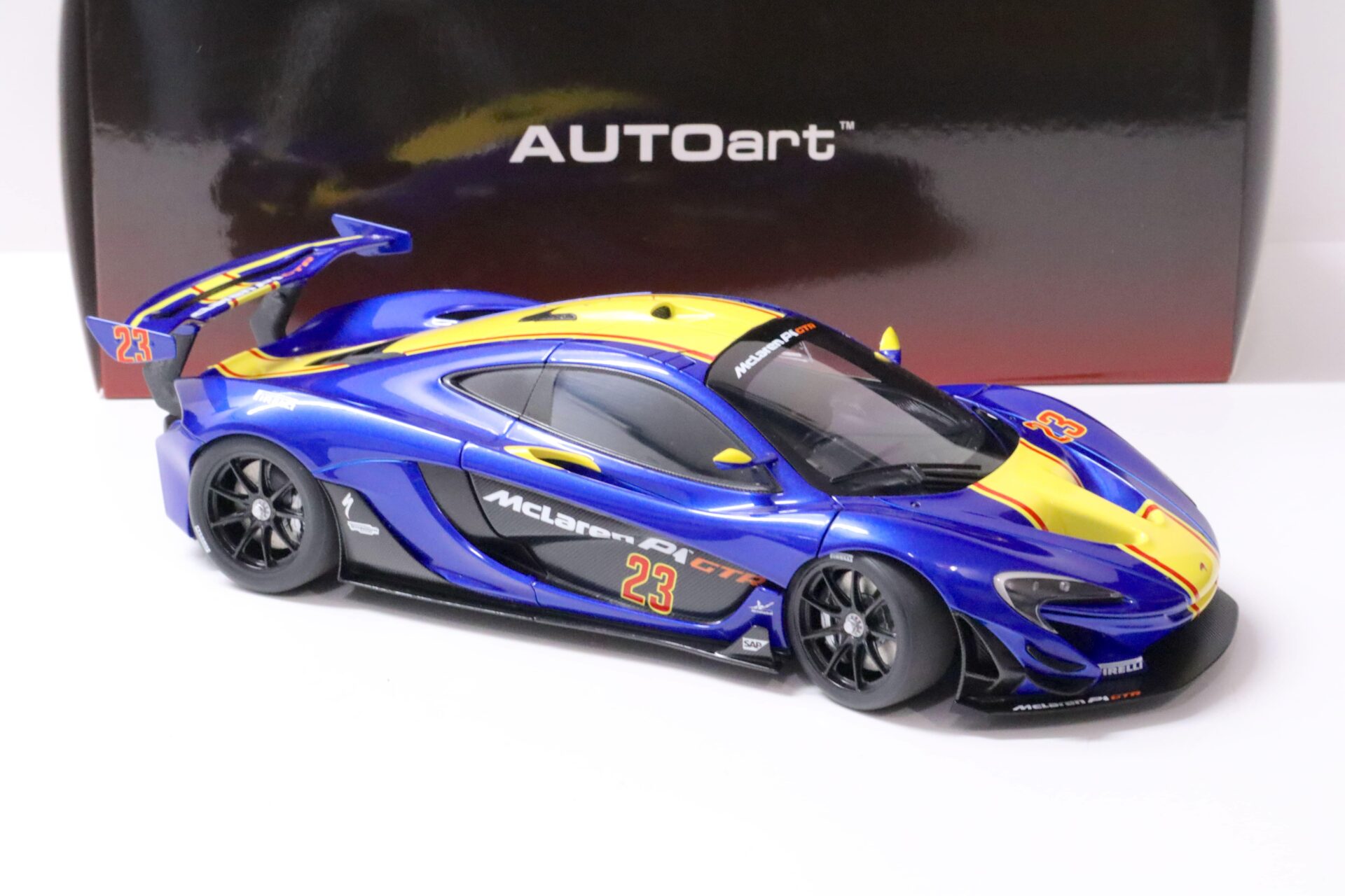 1:18 AUTOart McLaren P1 GTR metallic blue/ yellow stripes 81542