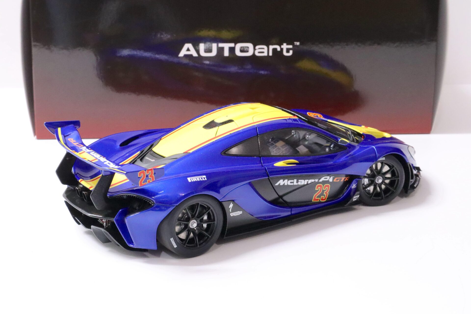 1:18 AUTOart McLaren P1 GTR metallic blue/ yellow stripes 81542