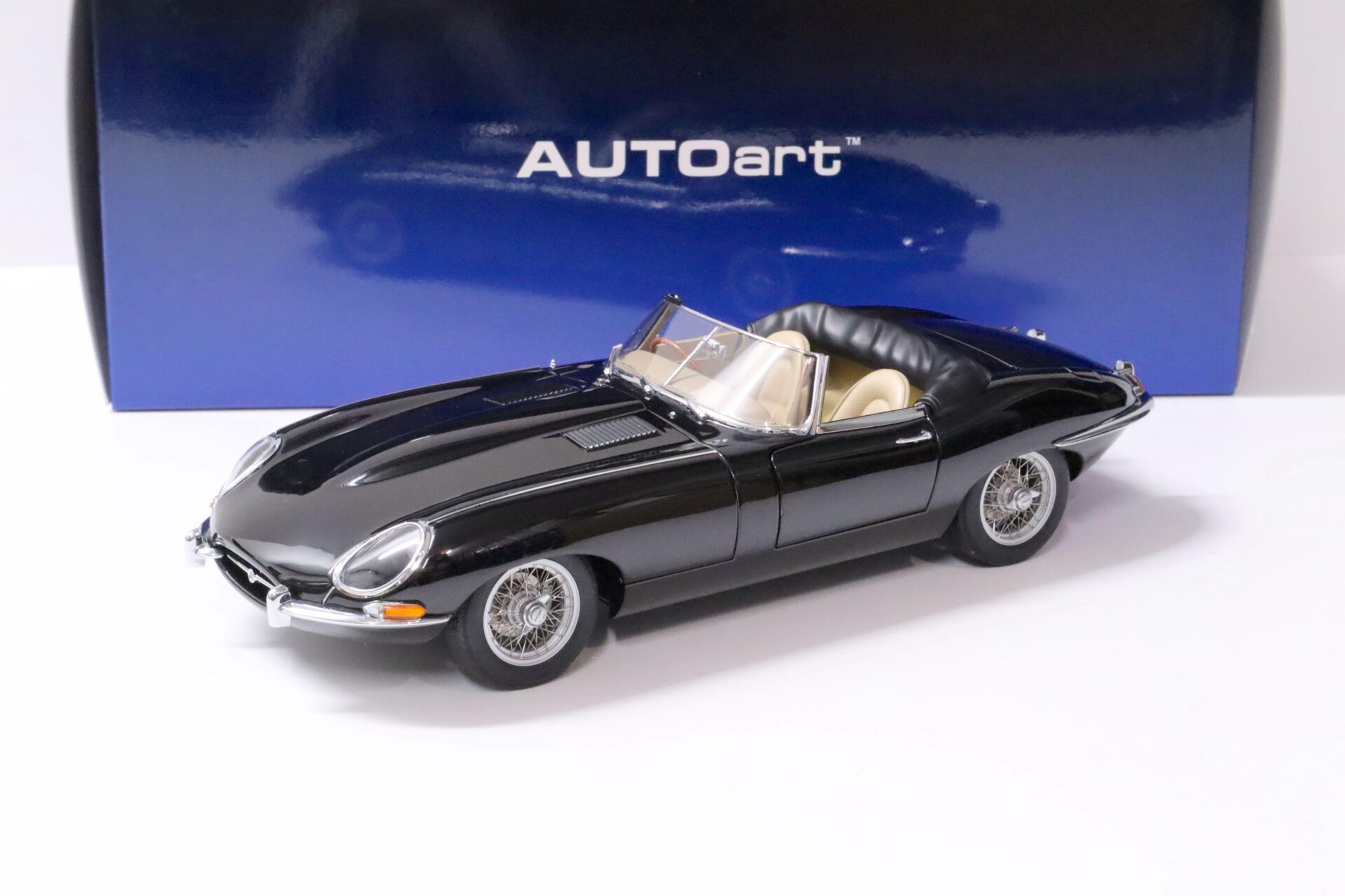 1:18 AUTOart Jaguar E-Type Roadster Series I 3.8 black Die-Cast 73605