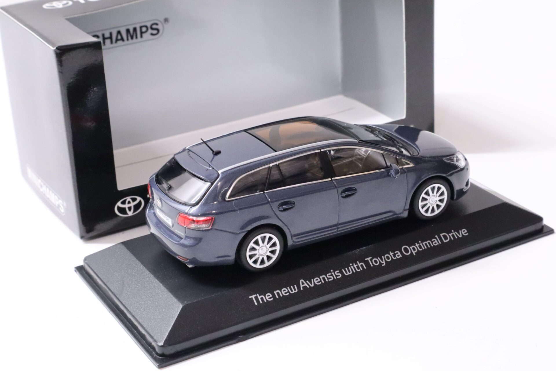 1:43 Minichamps Toyota Avensis T27 Kombi Estate blue-grey 2009 DEALER VERSION