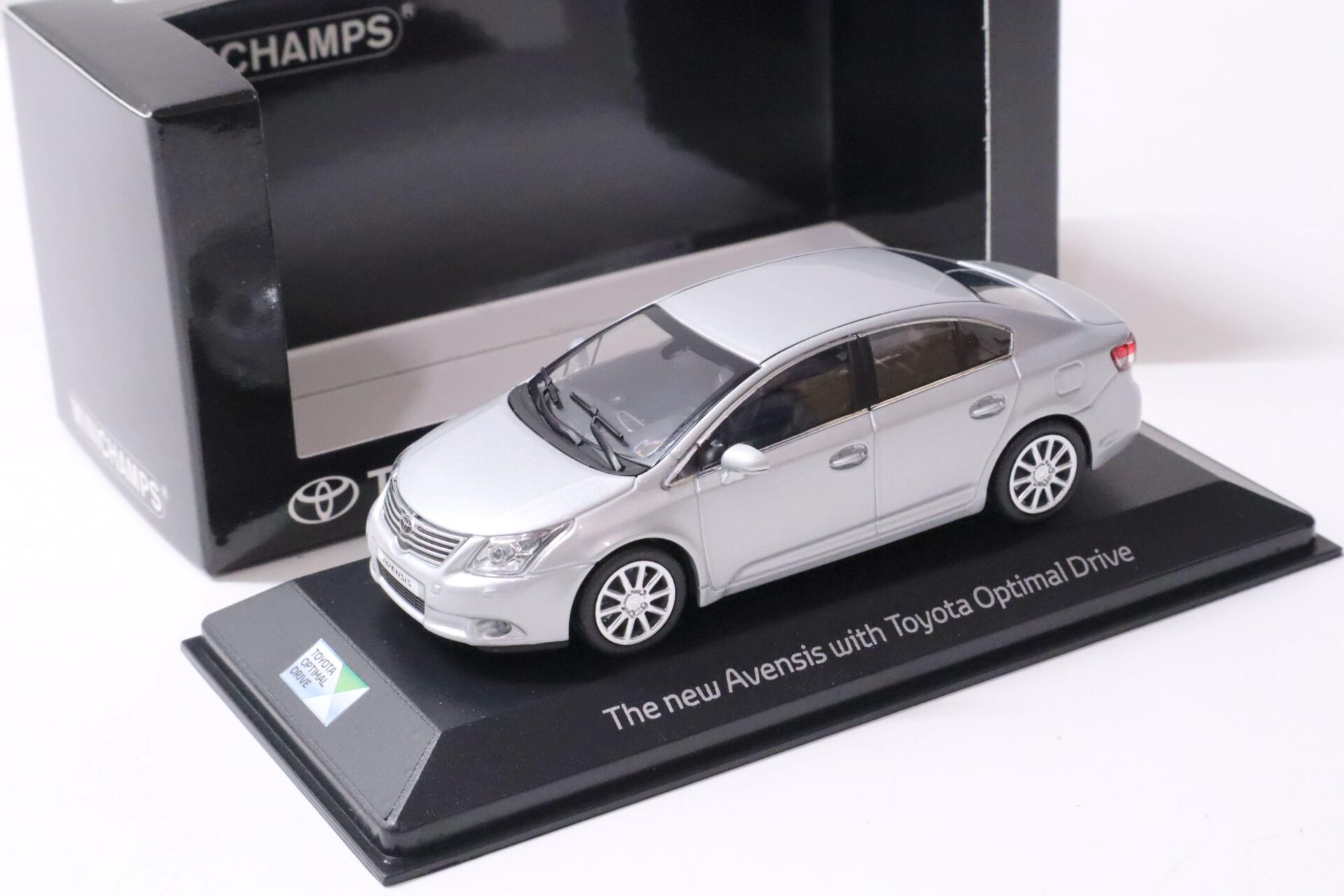 ID 61690 orig.jpg 1:43 Minichamps Toyota Avensis T27 Limousine silver 2009 DEALER VERSION