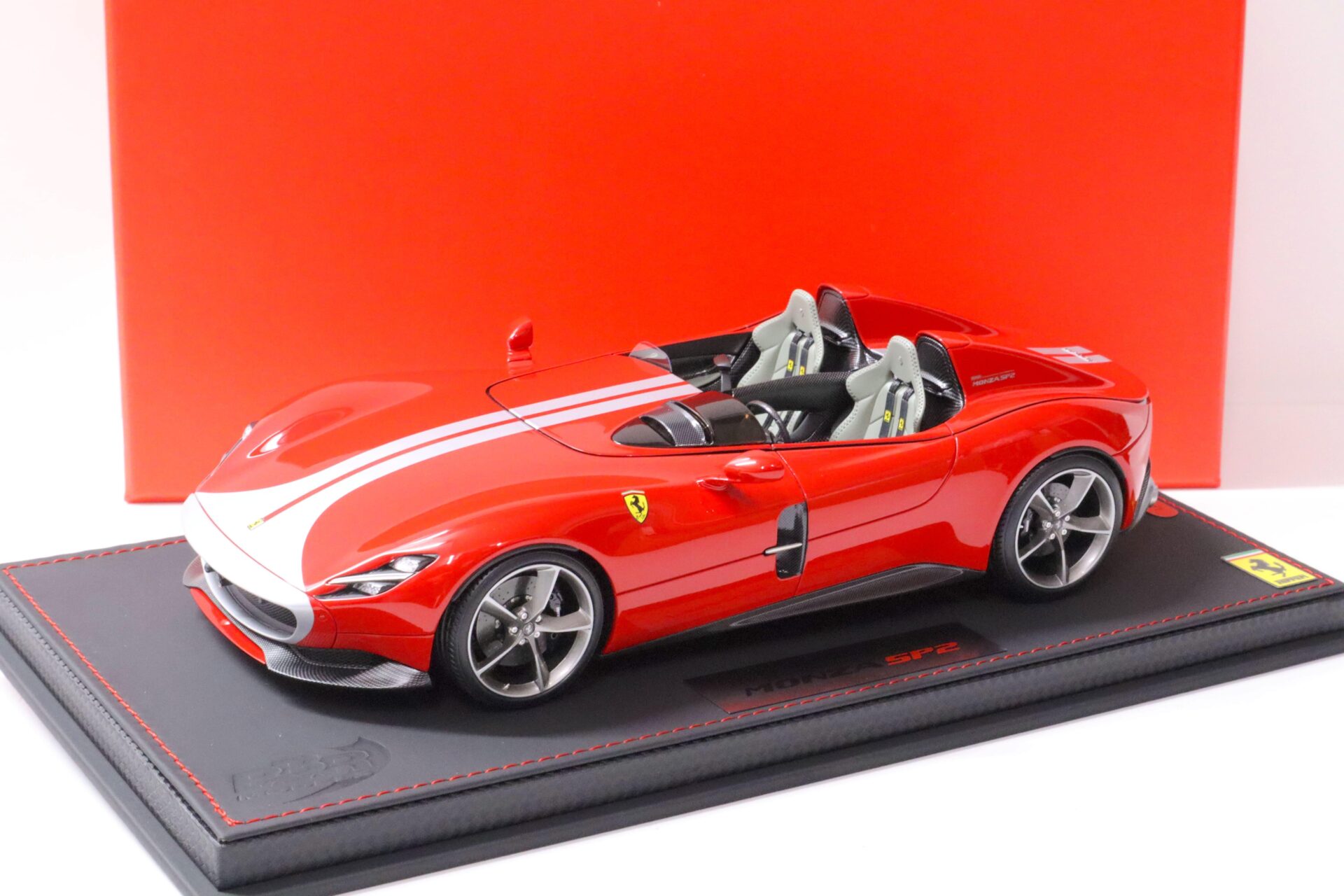 ID 61708 orig.jpg 1:18 BBR Ferrari Monza SP2 Rosso Corsa 322 red/ silver stripe with display Limited Edition