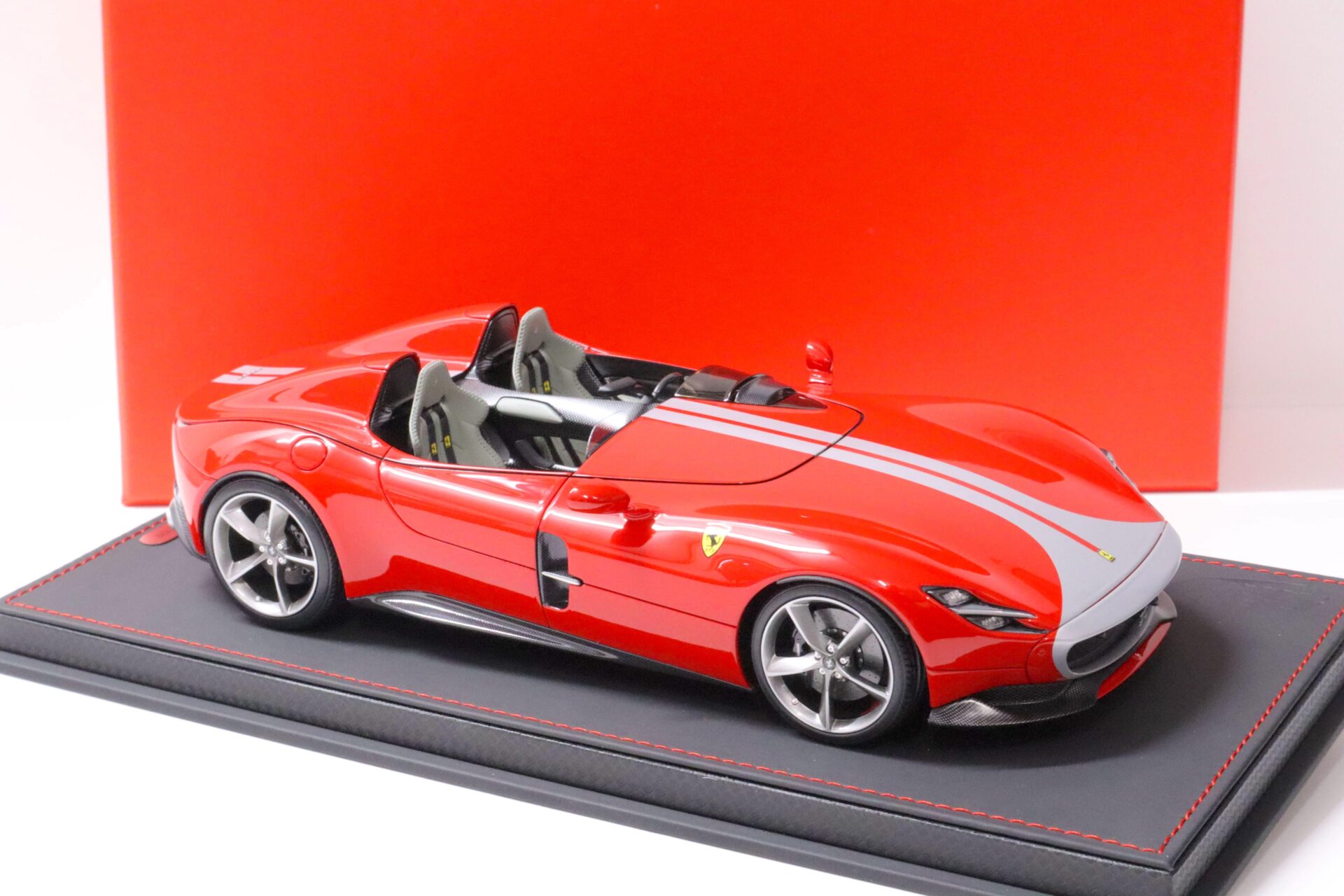 1:18 BBR Ferrari Monza SP2 Rosso Corsa 322 red/ silver stripe with display Limited Edition