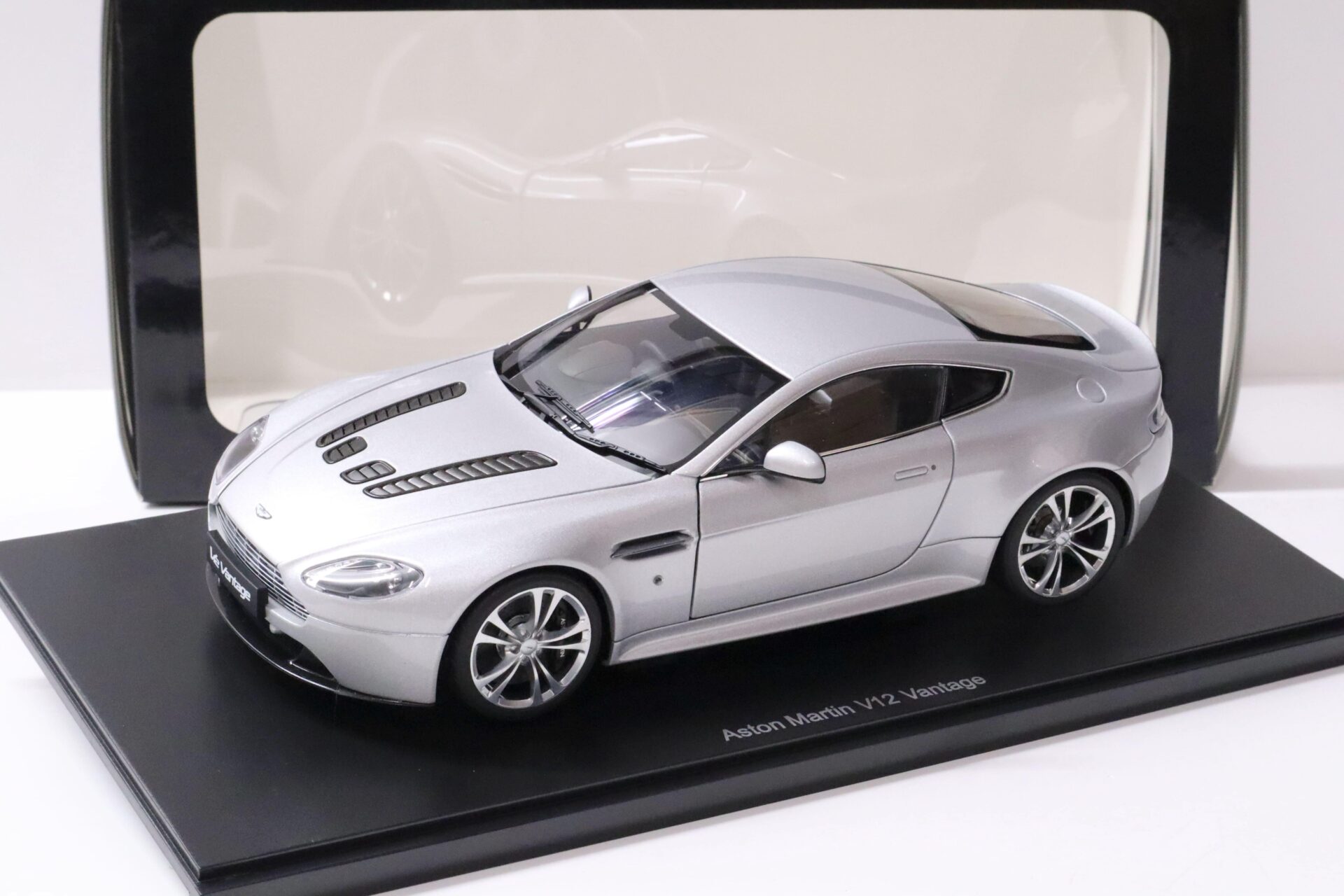 ID 61763 orig.jpg 1:18 AUTOart Aston Martin V12 Vantage Coupe 2010 silver metallic
