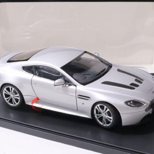1:18 AUTOart Aston Martin V12 Vantage Coupe 2010 silver metallic