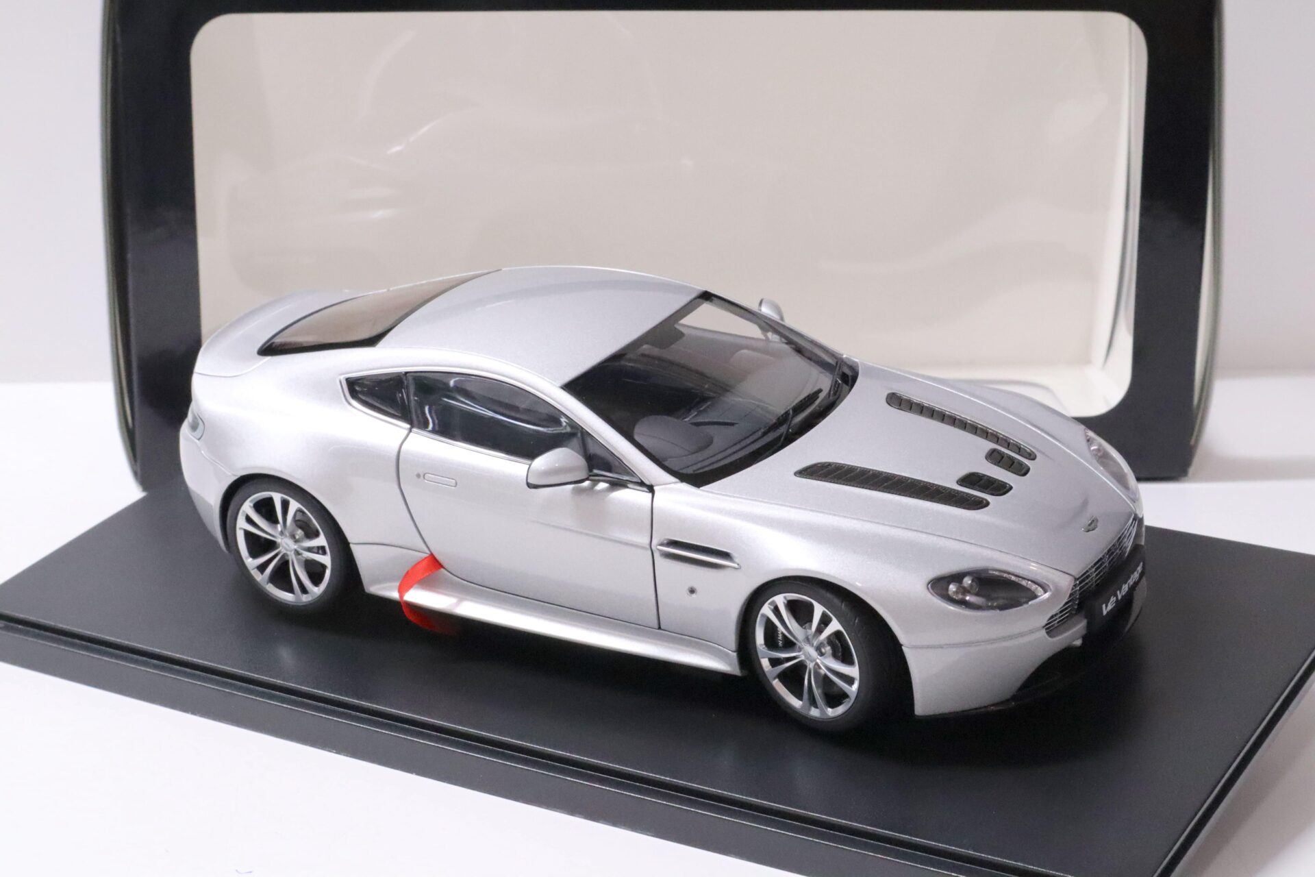 1:18 AUTOart Aston Martin V12 Vantage Coupe 2010 silver metallic