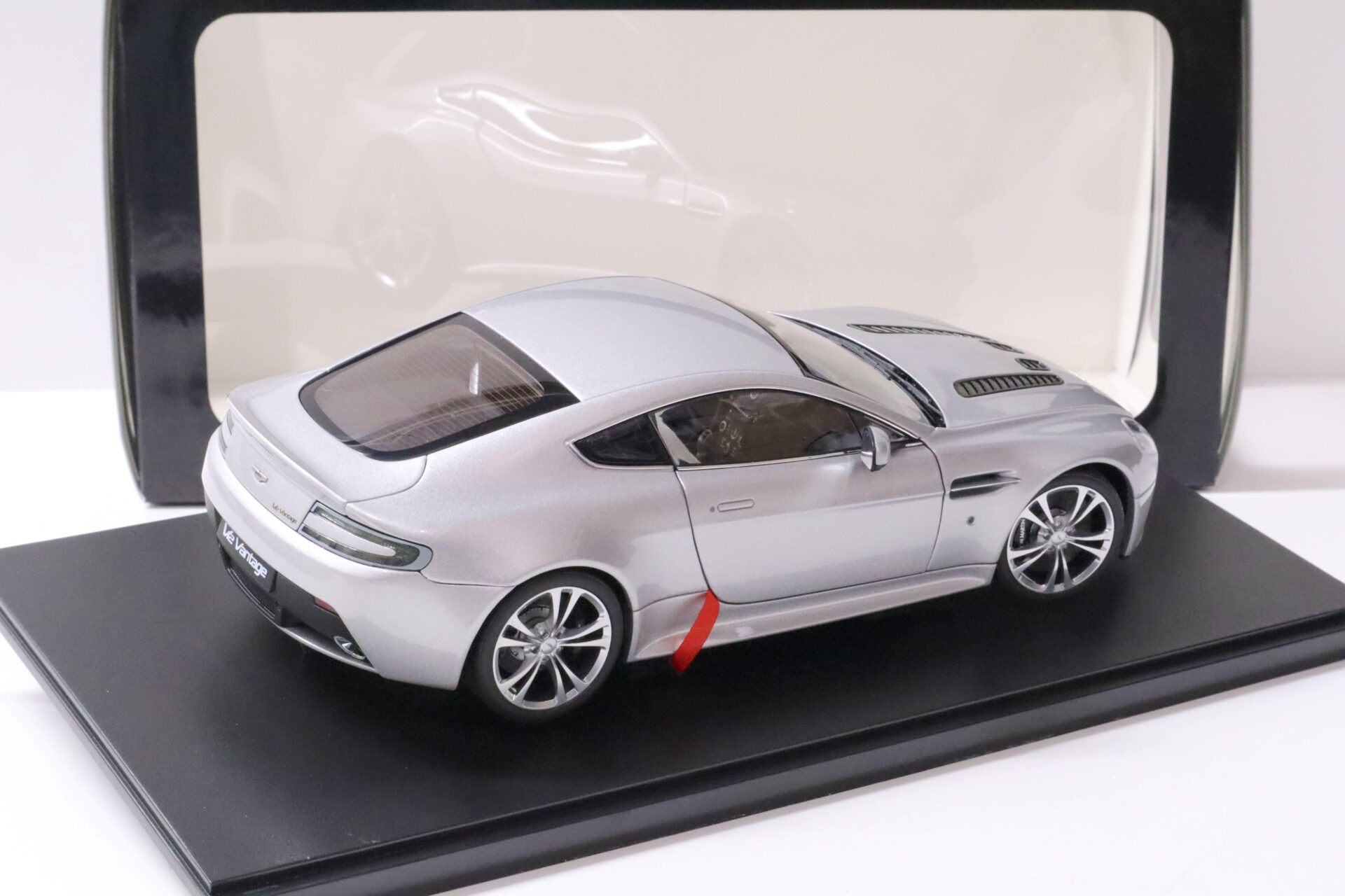 1:18 AUTOart Aston Martin V12 Vantage Coupe 2010 silver metallic