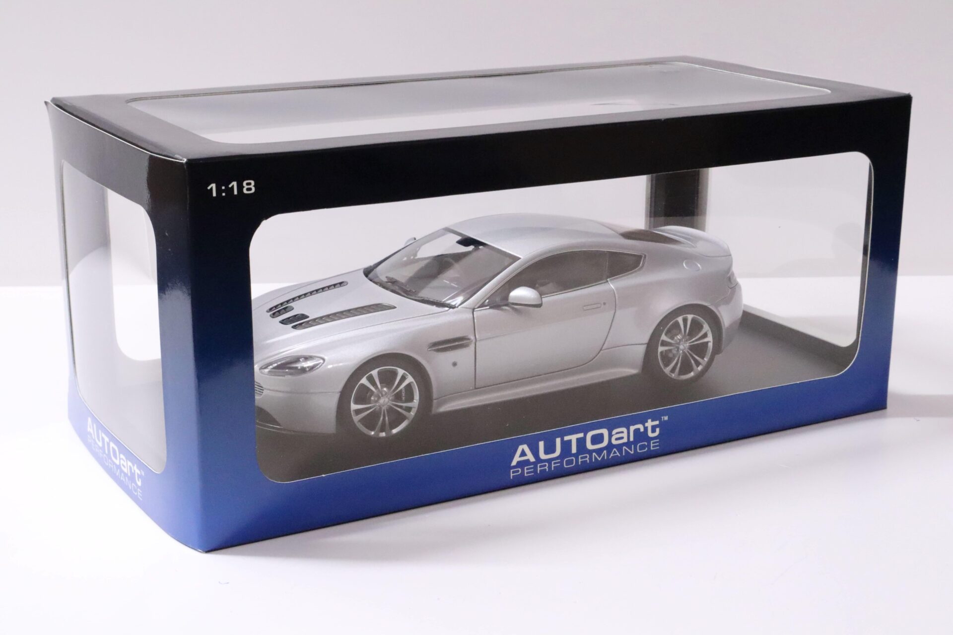 1:18 AUTOart Aston Martin V12 Vantage Coupe 2010 silver metallic