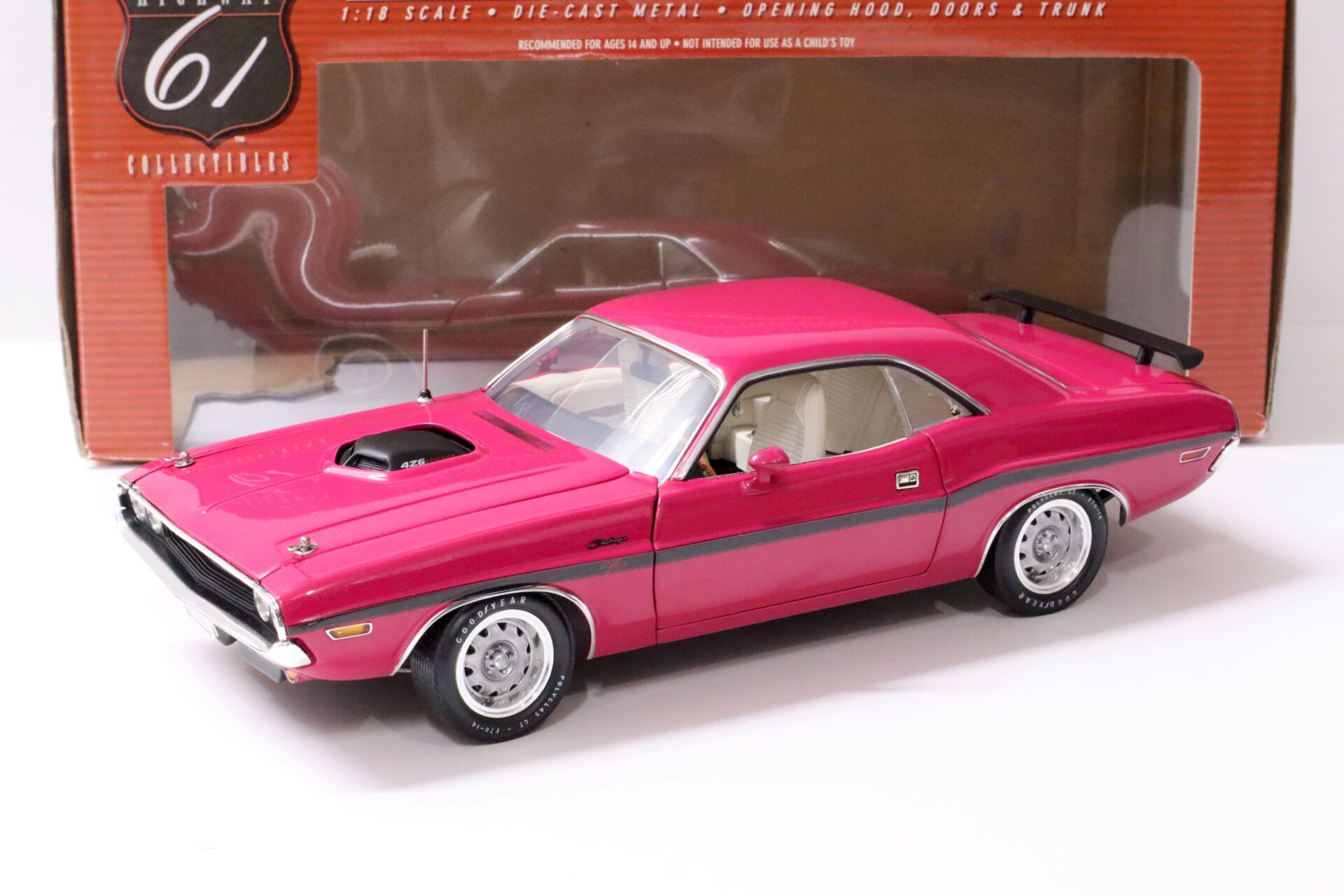 1:18 Highway61 Dodge Challenger R/T 426 Hemi Coupe Panther pink 50556
