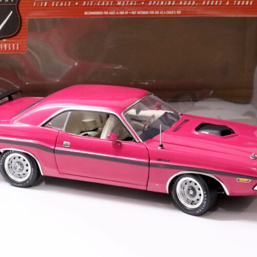 1:18 Highway61 Dodge Challenger R/T 426 Hemi Coupe Panther pink 50556