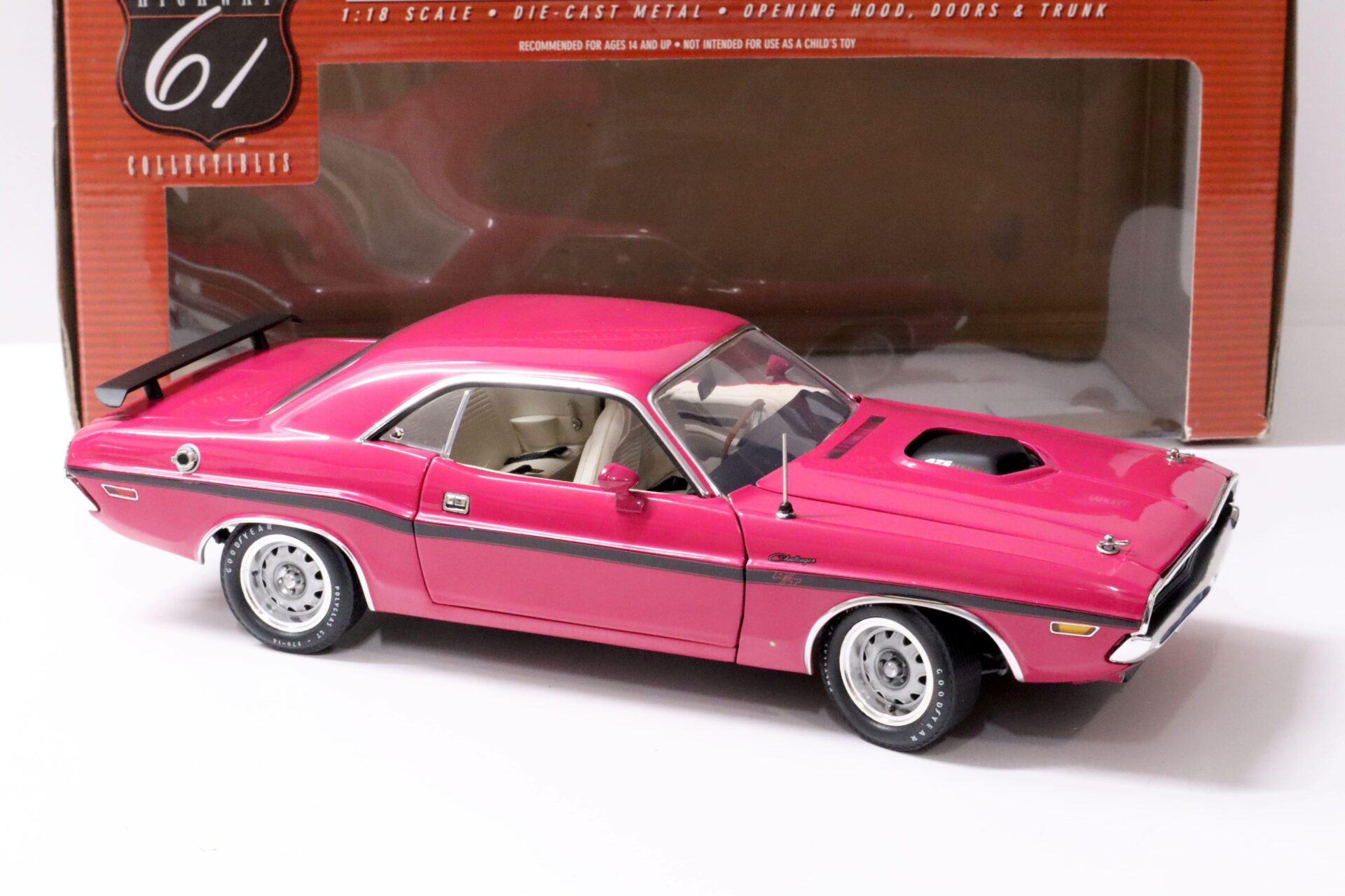 1:18 Highway61 Dodge Challenger R/T 426 Hemi Coupe Panther pink 50556