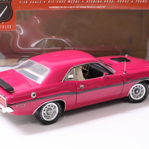 1:18 Highway61 Dodge Challenger R/T 426 Hemi Coupe Panther pink 50556