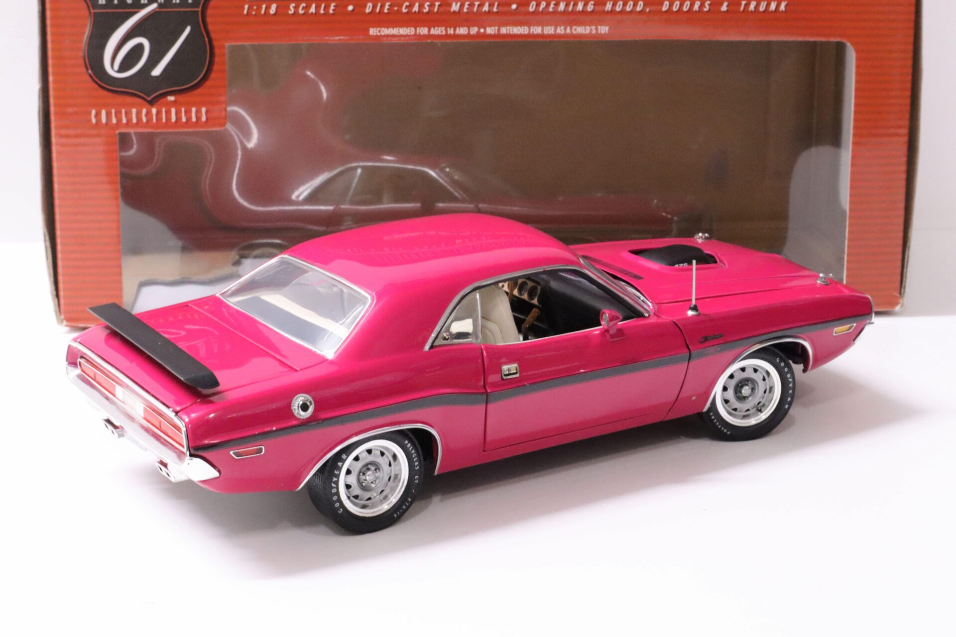 1:18 Highway61 Dodge Challenger R/T 426 Hemi Coupe Panther pink 50556